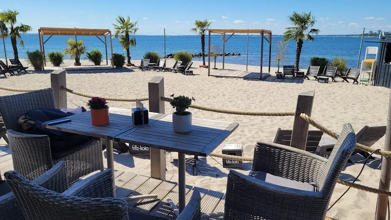 Blick aufs Wasser von der Lounge der Strandbar "Strandkiste" in Neustadt in Holstein.