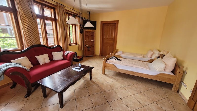 Doppelzimmer mit zwei Einzelbetten im Gästehaus am Wasserturm in Lüneburg.