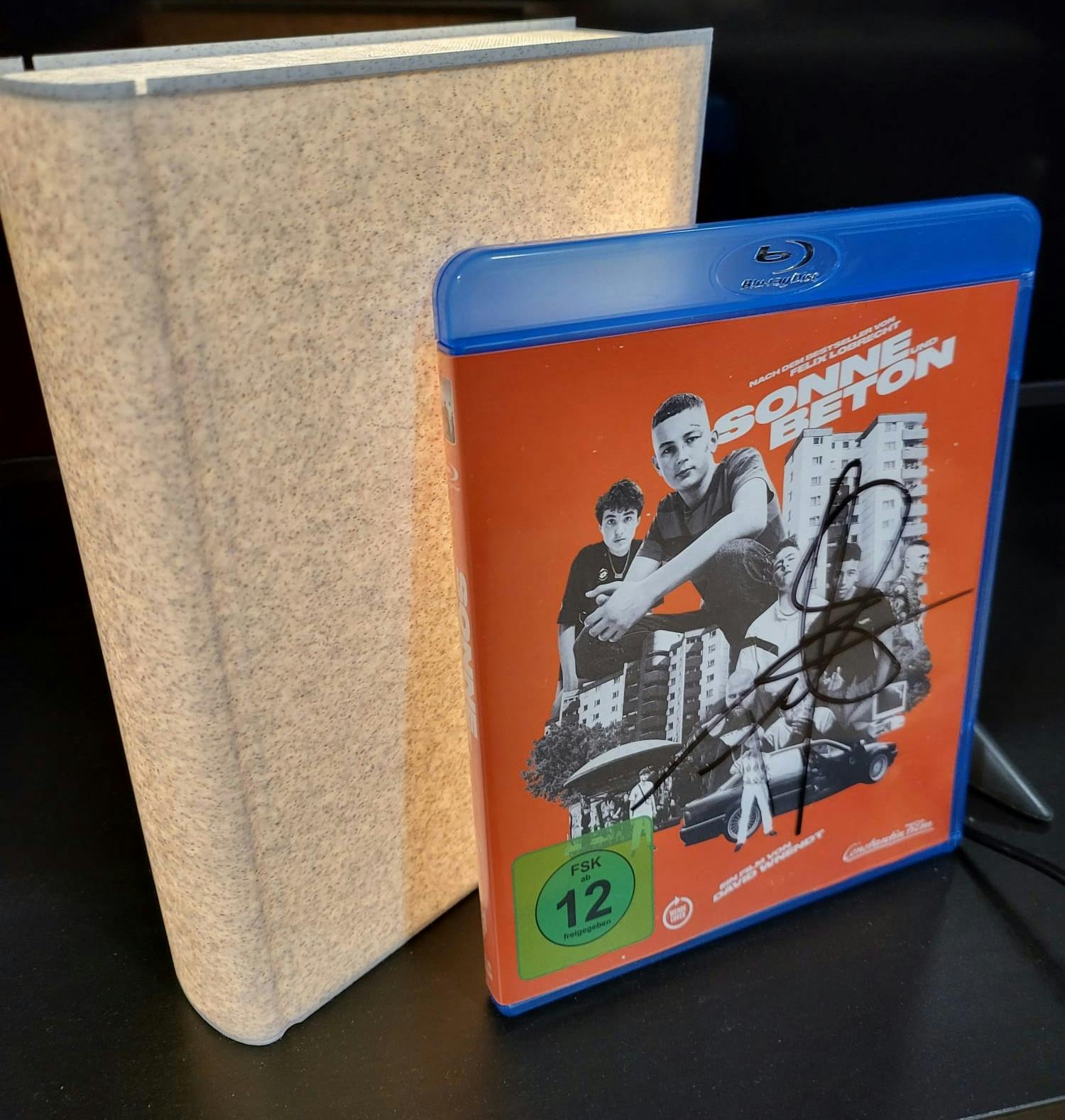 SONNE UND BETON-Blu-ray an einer echten, melierten Monsieur Cordonnier! // © Monsieur Cordonnier