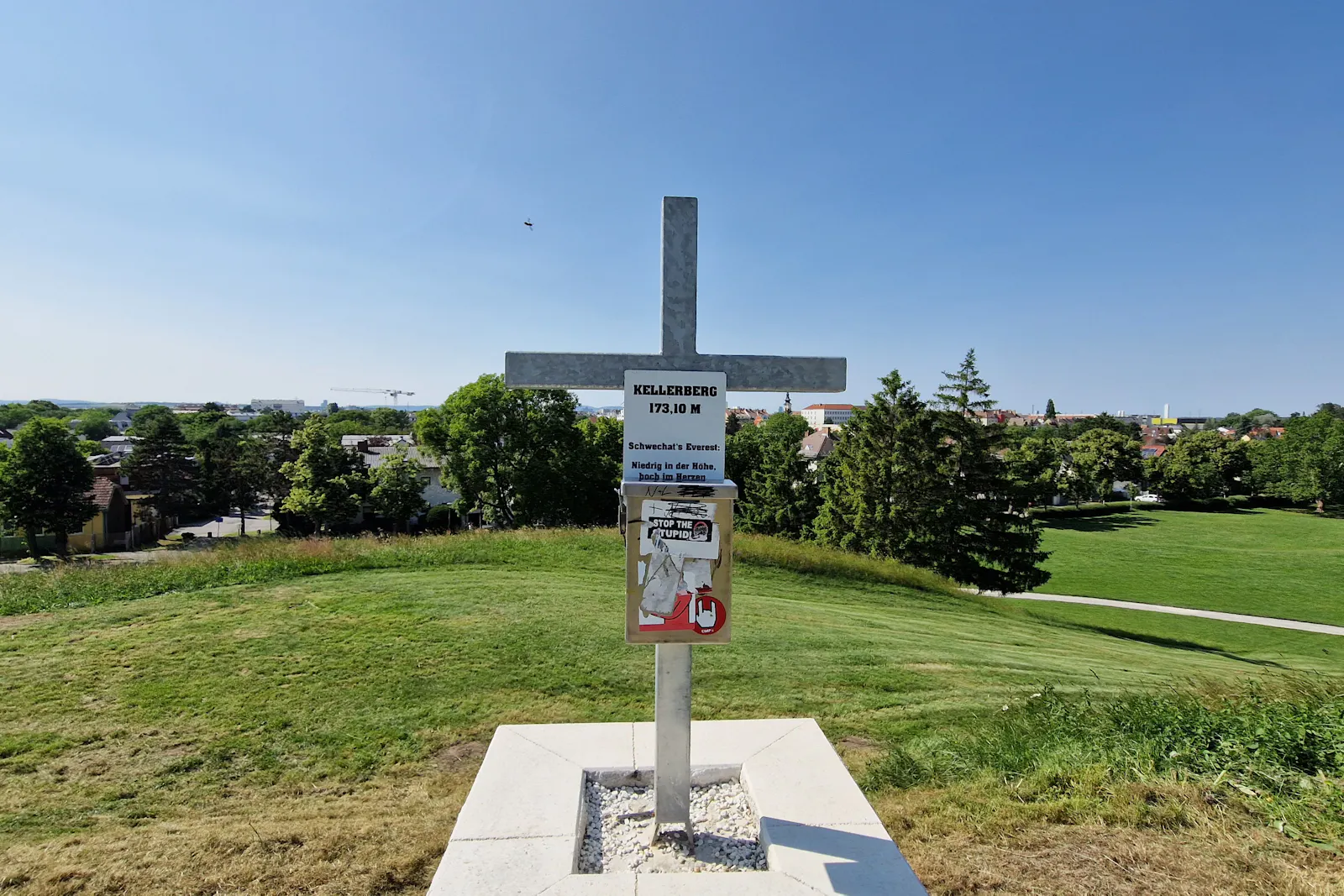 Gipfelkreuz auf dem Kellerberg in Schwechat