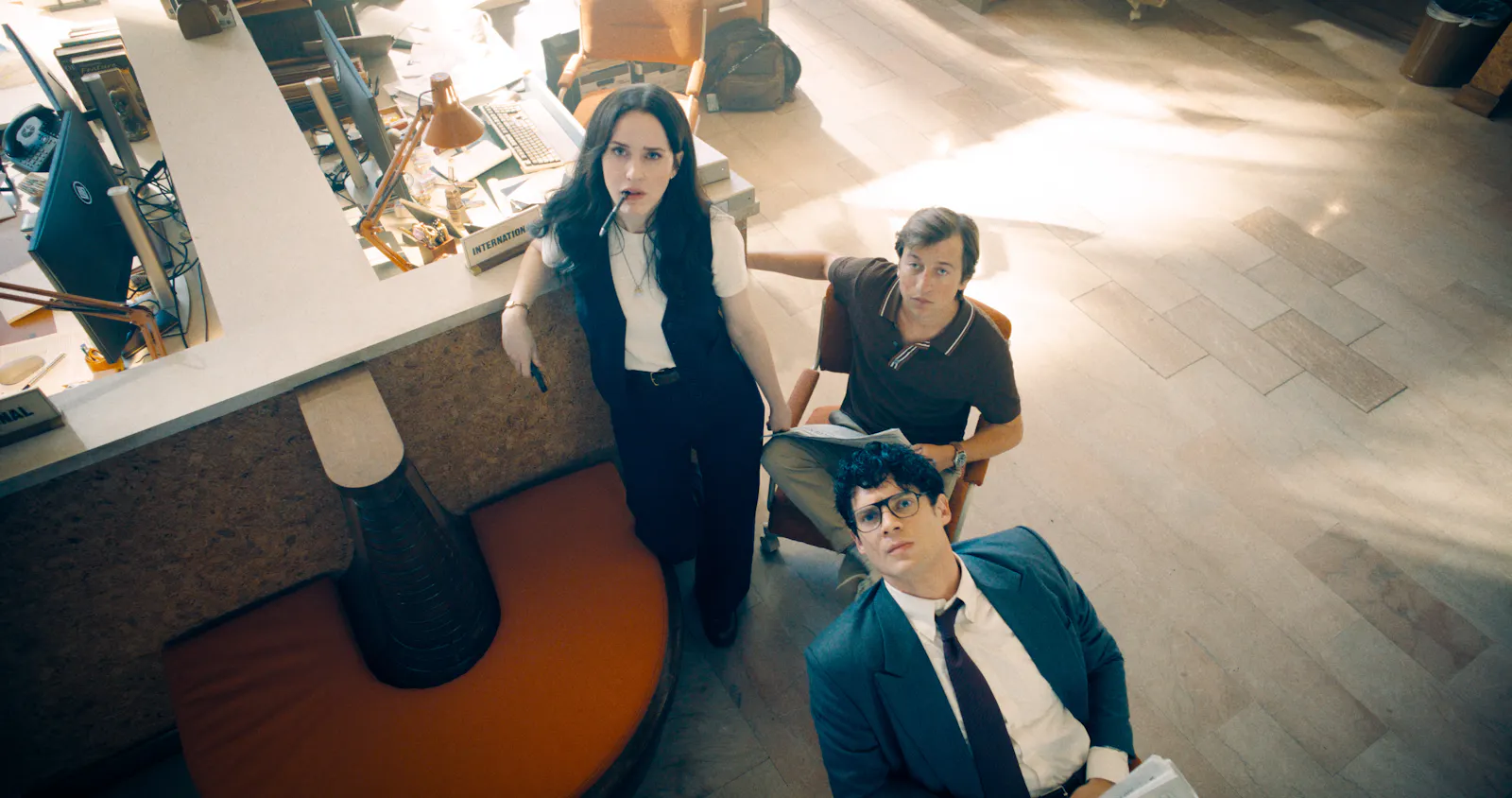 Berechnen schon mal das gewünschte Box-Office-Ergebnis: Rachel Brosnahan als Lois Lane, Skyler Gisondo als Jimmy und David Corenswet als Clark Kent im Büro des Daily Planet in Metropolis