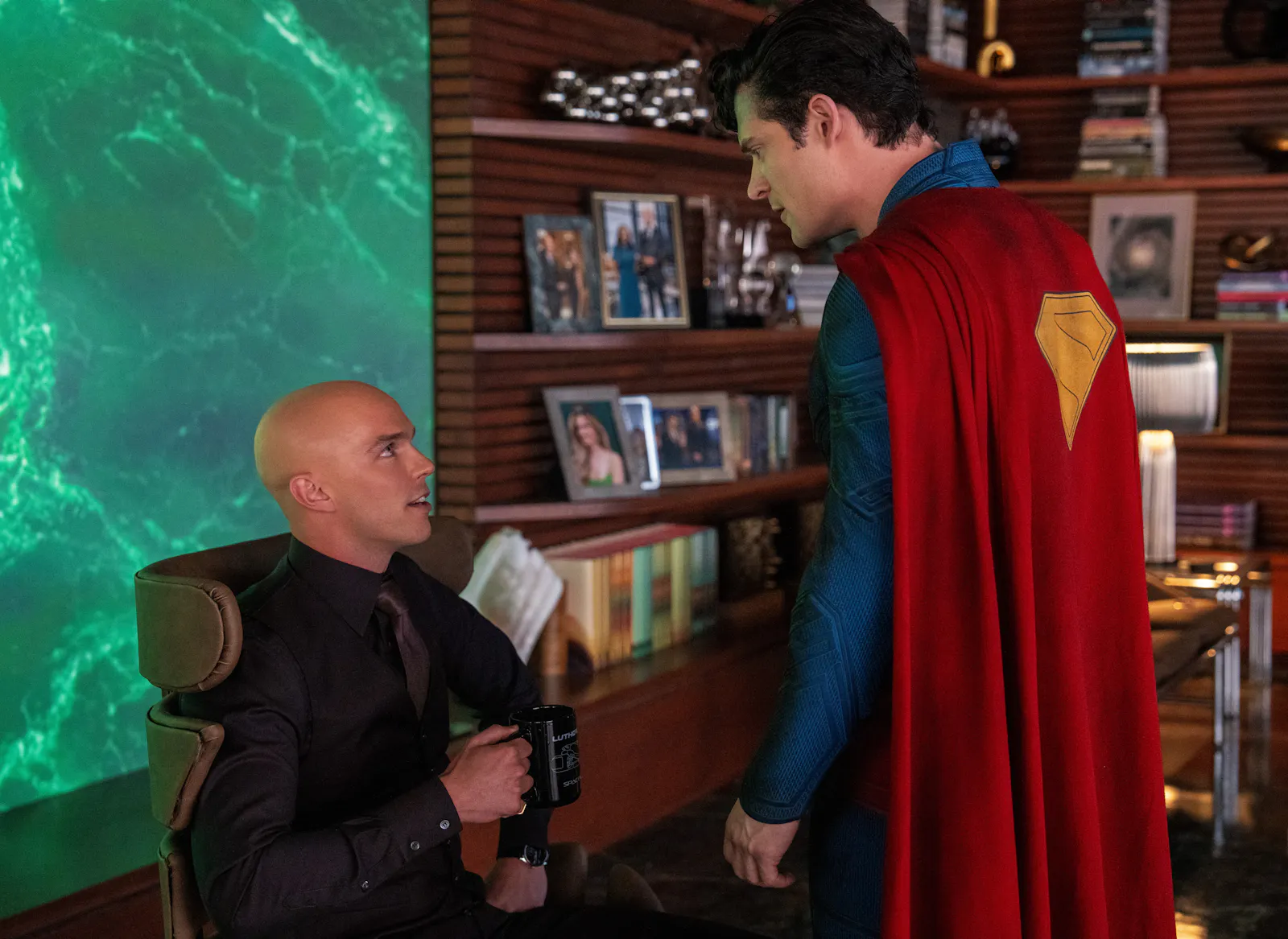Nun küsst euch halt! Lex Luthor (Nicholas Hoult) und Superman (David Corenswet) streiten in Luthors Büro in SUPERMAN