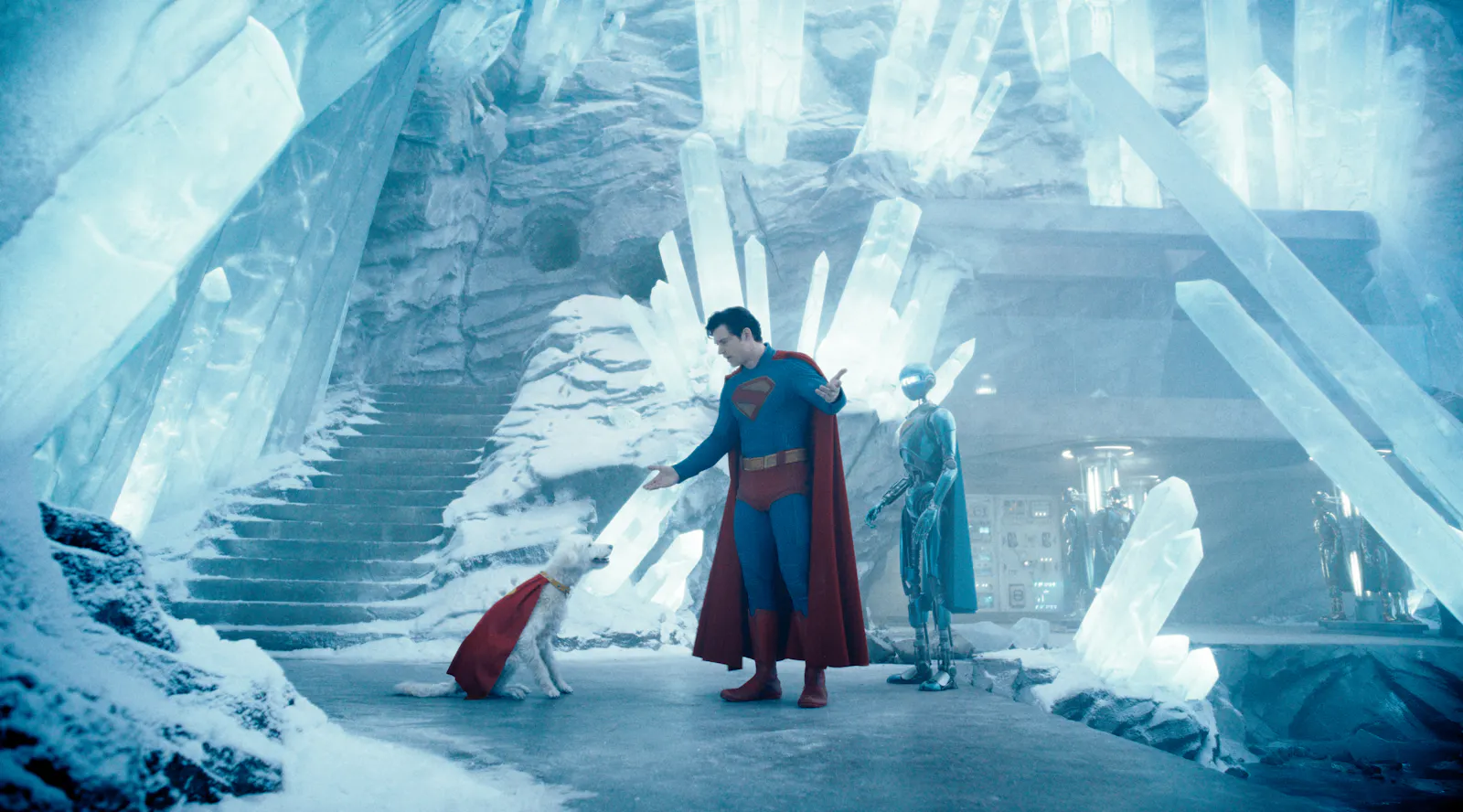 Hund Krypto und Superman in der stilsicheren Festung der Einsamkeit in der Antaktis // © 2025 Warner Bros. Entertainment. All Rights Reserved. TM & © DC
