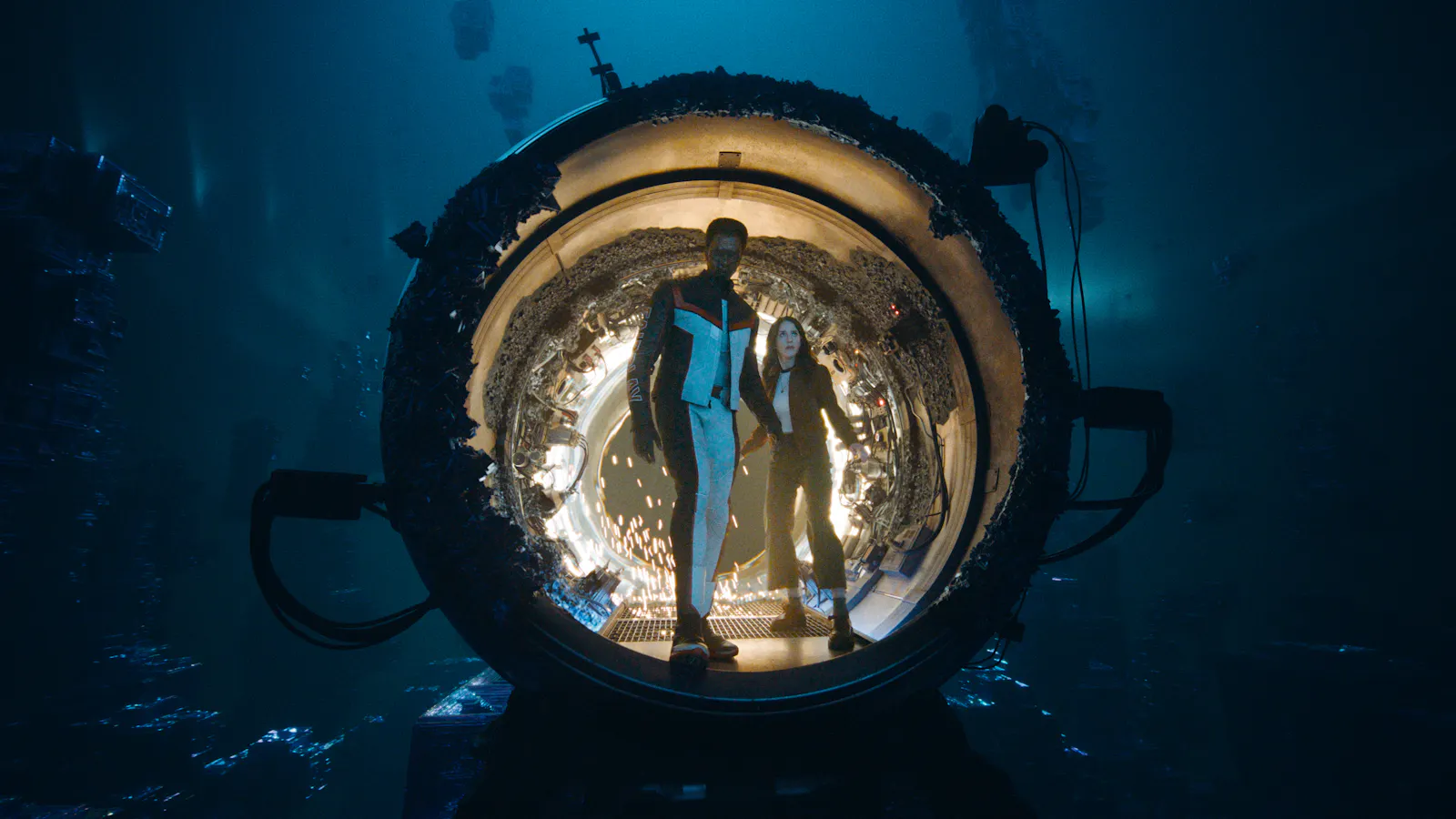 Universelles Reisen mit Mr. Terrific (Edi Gathegi) und Lois Lane (Rachel Brosnahan) // // © 2025 Warner Bros. Entertainment Inc. All Rights Reserved. TM & © DC