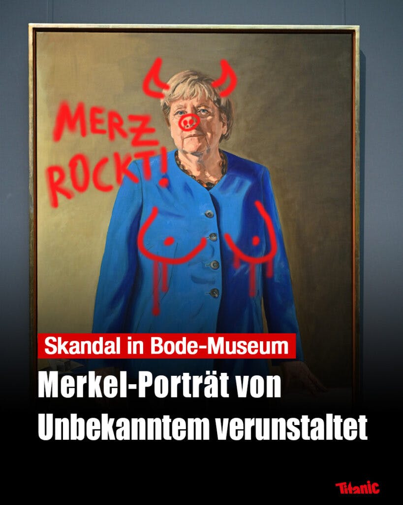 Das neuenthüllte Merkel-Porträt, das mit Graffiti beschmiert ist: Auf Merkel prangen Teufelshörner, sie hat eine Schweinenase und ihr wurden Brüste gemalt. Neben ihr steht: "Merz rockt!" Darunter der Text: "Skandal im Bode-Museum: Merkel-Porträt von Unbekanntem verunstaltet".