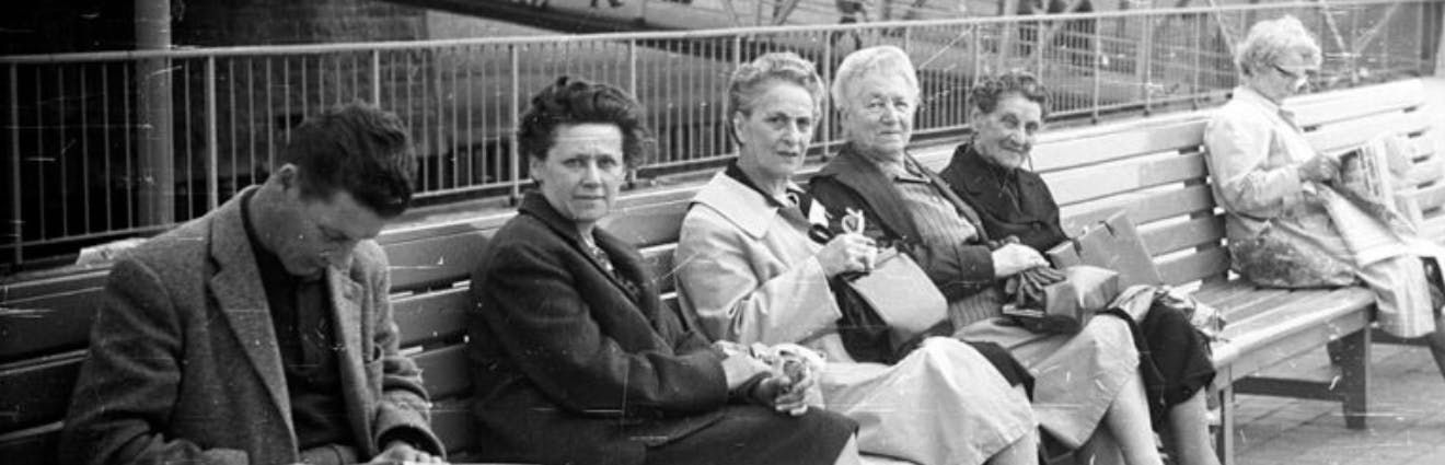 Frauen auf den Landungsbrücken in Hamburg, schwarz-weiß-Bild
