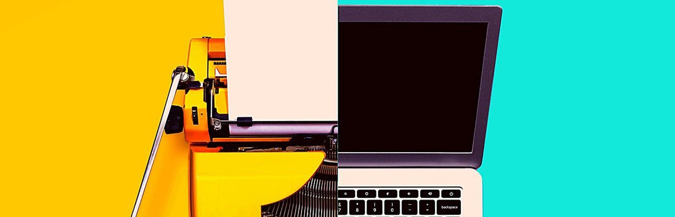 Laptop auf türkisem Hintergrund neben Schreibmaschine auf gelbem Hintergrund