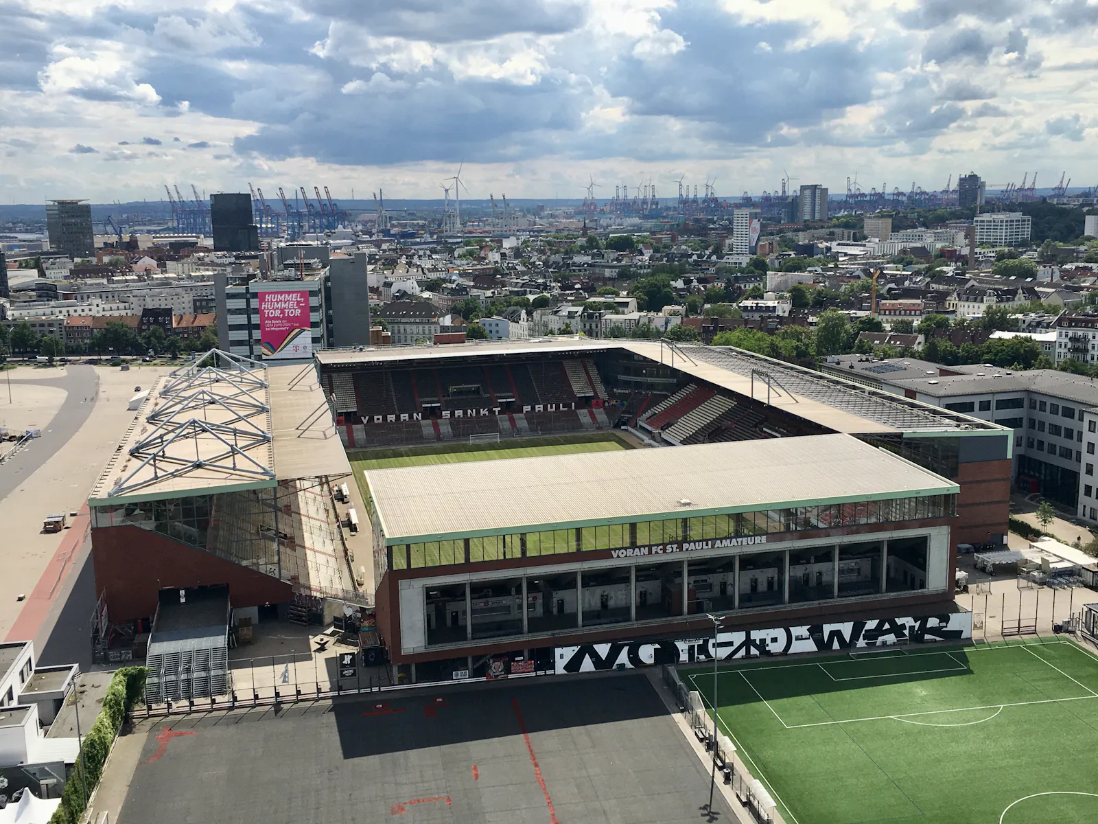Blick auf das Millerntor-Stadion und Hafenkräne im Hintergrund