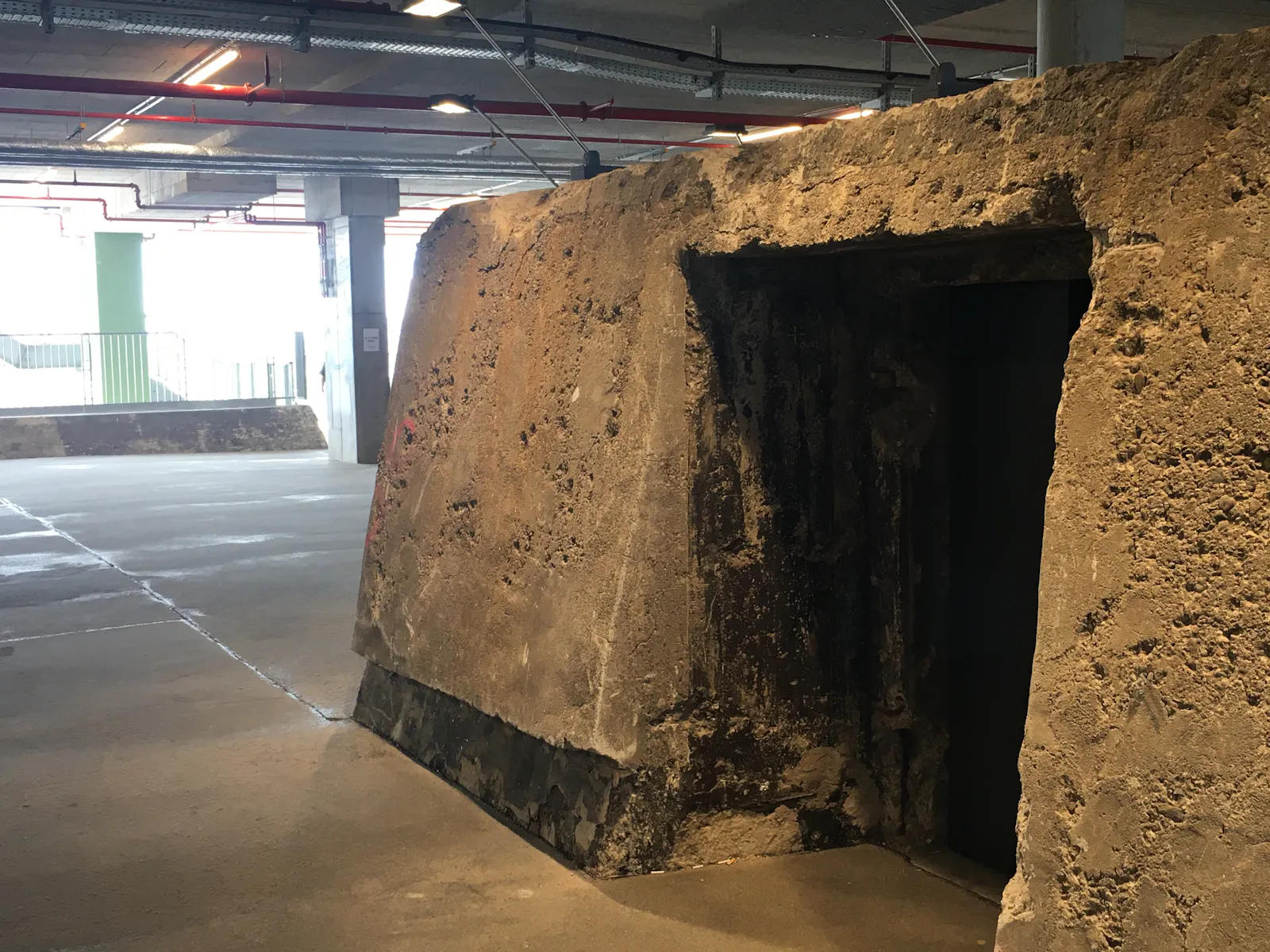 Das ehemalige Dach des Bunkers, das jetzt als Zwischenetage Zugang zu einem Hotel und einer Bar bietet