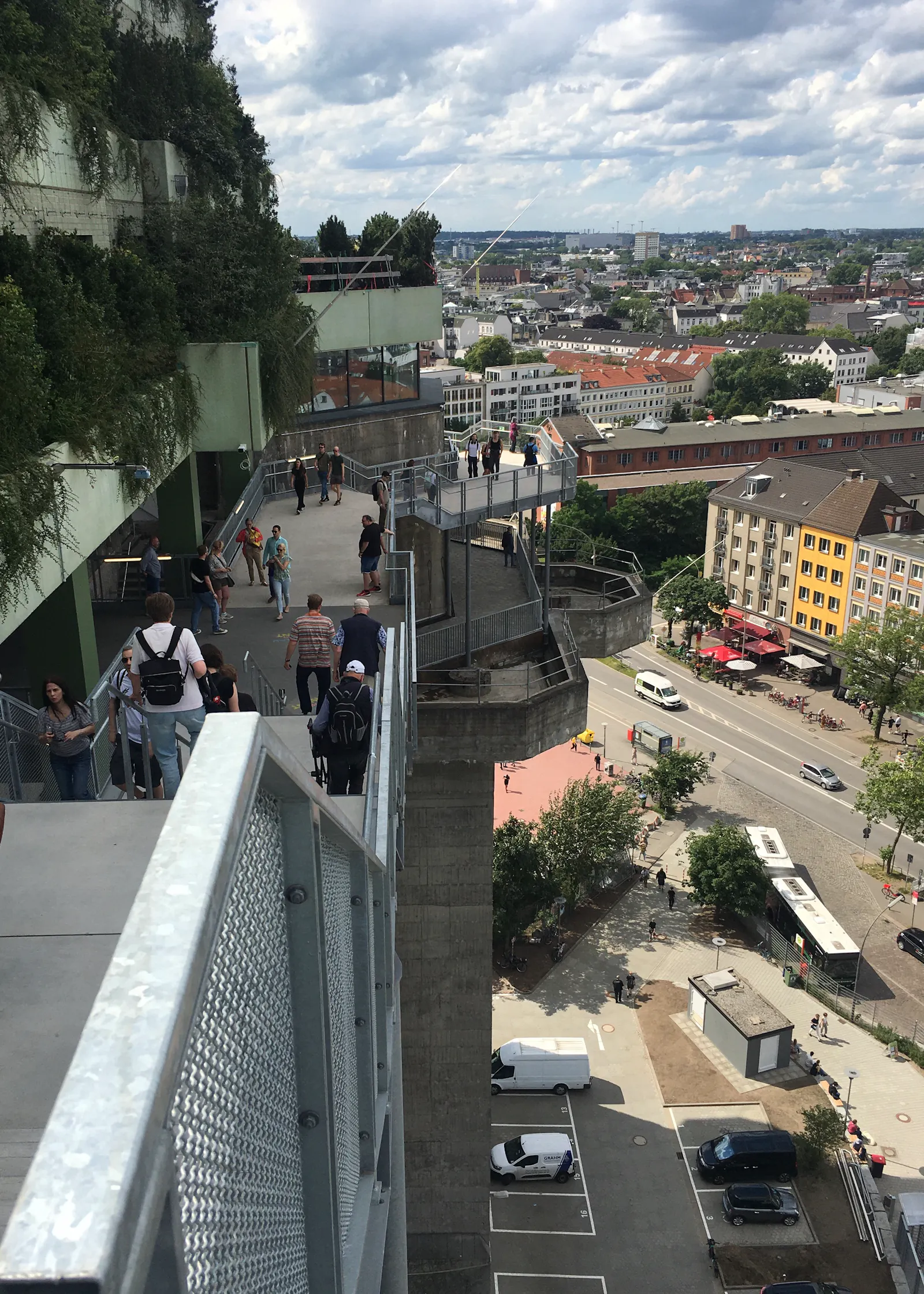 Blick auf den sogenannten Bergpfad, der sich für den Aufstieg zum Dach um den Bunker herum schlängelt