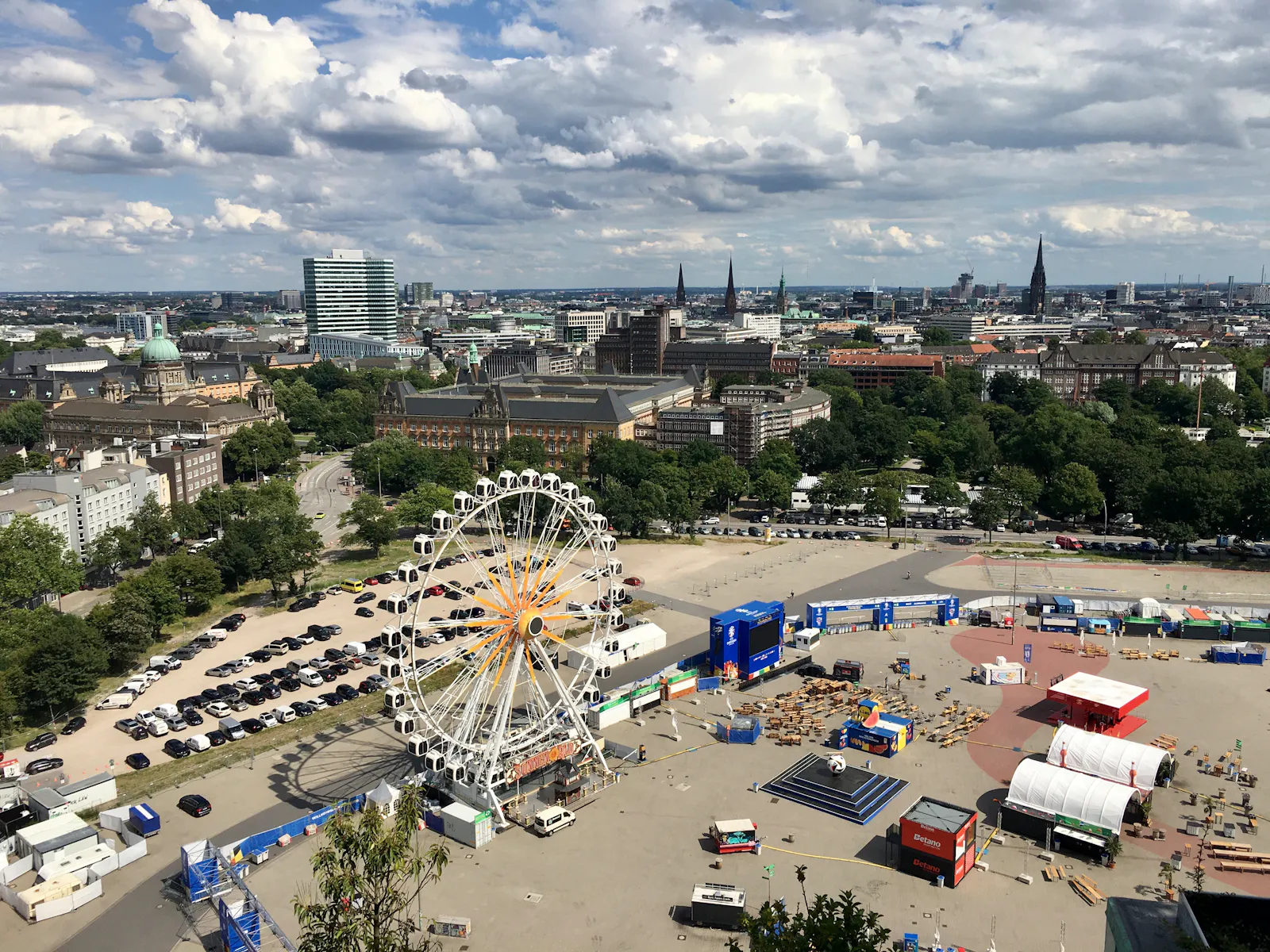 Blick auf das von hier aus klein wirkende Riesenrad der Euro-2024-Fanzone