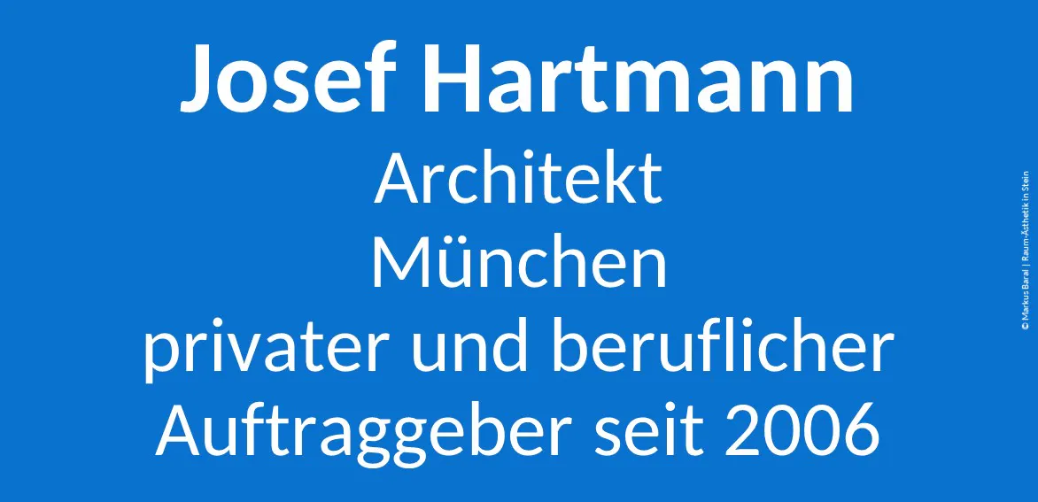 Weiße Schrift auf blauem Grund: Josef Hartmann, Architekt, München, privater und beruflicher Auftraggeber seit 2006