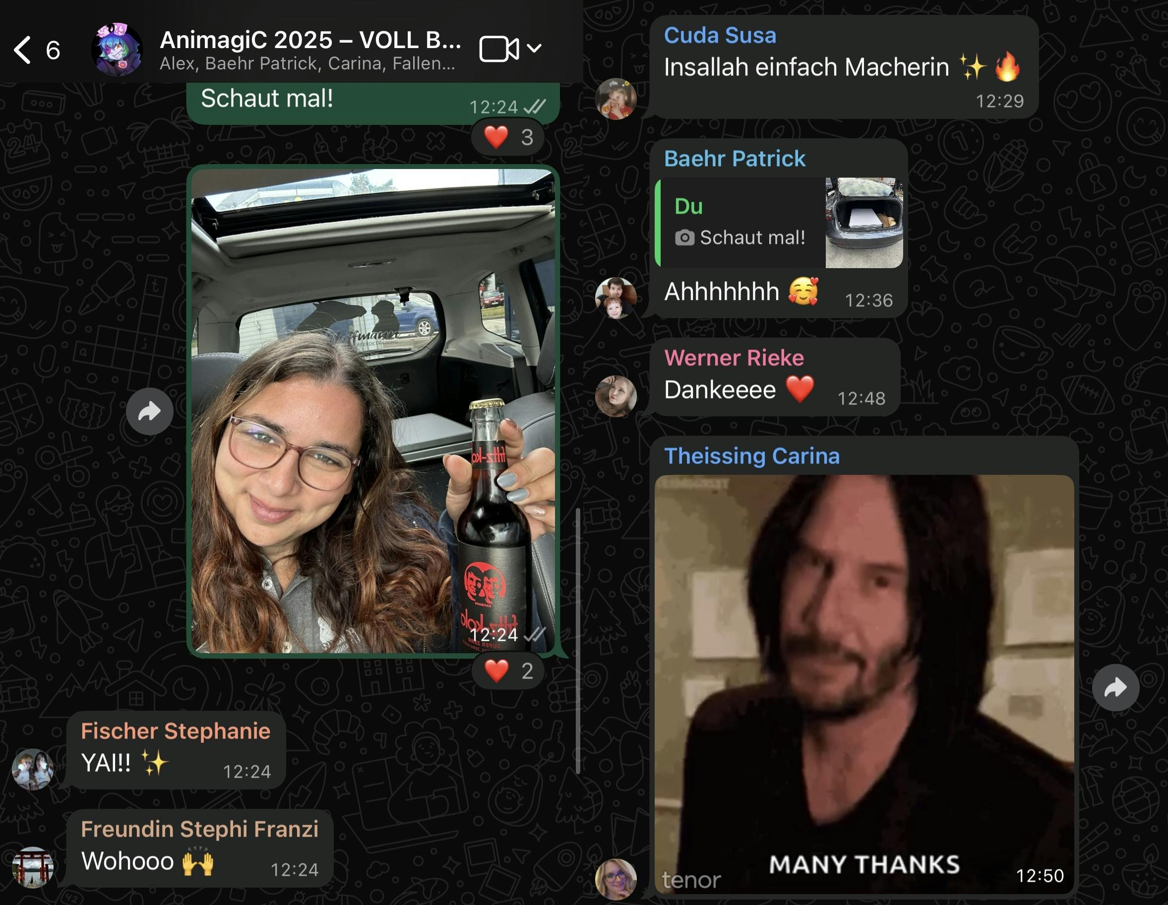 Ein Screenshot eines WhatsApp-Gruppenchats mit dem Namen „AnimagiC 2025“. Aylin teilt ein Selfie aus ihrem Auto: Man sieht den Tapeziertisch im Hintergrund und Aylin hält eine Flasche Cola hoch. Darunter kommentieren Gruppenmitglieder begeistert: „YA!! ✨“, „Wohooo 🙌“, „Insallah einfach Macherin ✨🔥“, „Ahhhhhh 🥰“, „Dankeeee ❤️“.