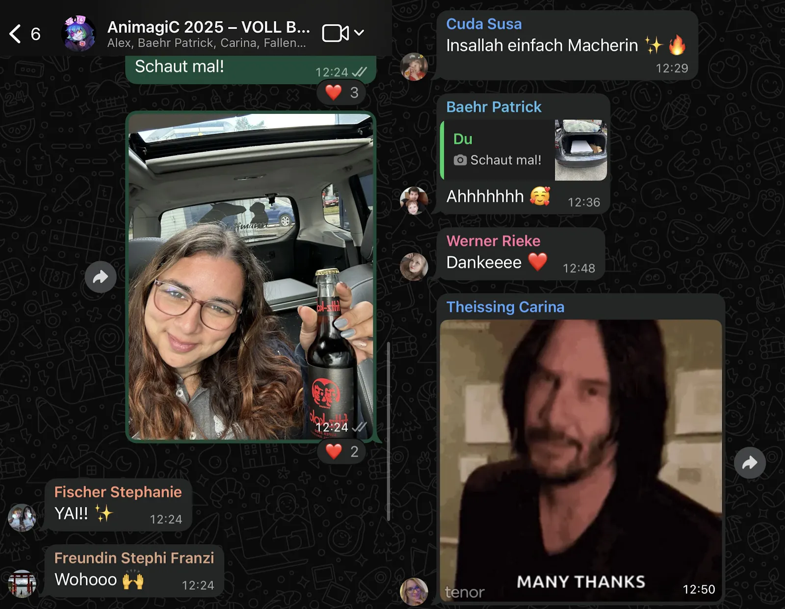 Ein Screenshot eines WhatsApp-Gruppenchats mit dem Namen „AnimagiC 2025“. Aylin teilt ein Selfie aus ihrem Auto: Man sieht den Tapeziertisch im Hintergrund und Aylin hält eine Flasche Cola hoch. Darunter kommentieren Gruppenmitglieder begeistert: „YA!! ✨“, „Wohooo 🙌“, „Insallah einfach Macherin ✨🔥“, „Ahhhhhh 🥰“, „Dankeeee ❤️“.