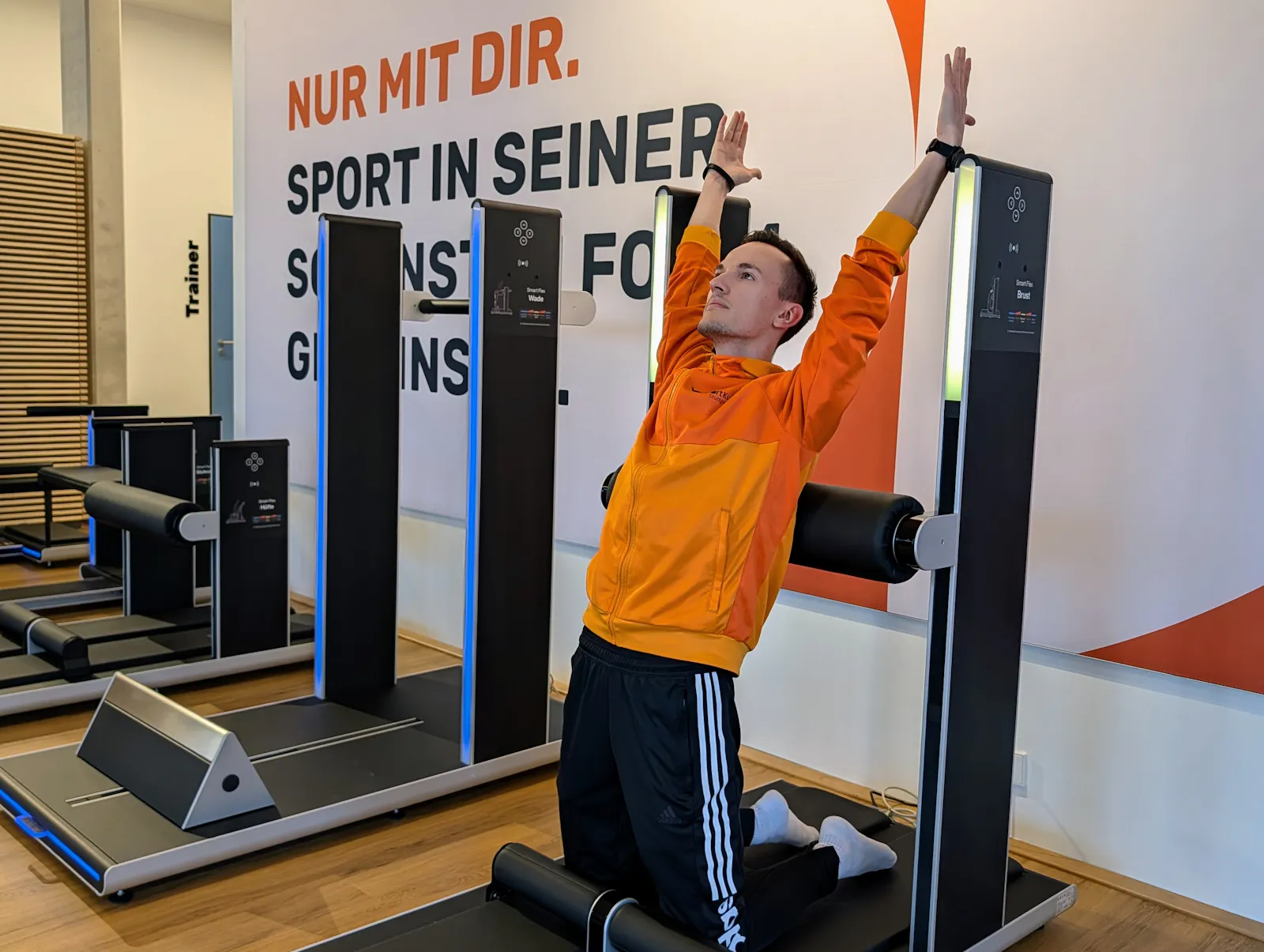 Die EGYM-Geräte stellen sich automatisch auf die Maße und Ziele der Trainierenden ein, bevor sie dort mit dem Training beginnen. Foto: Jürgen Brand