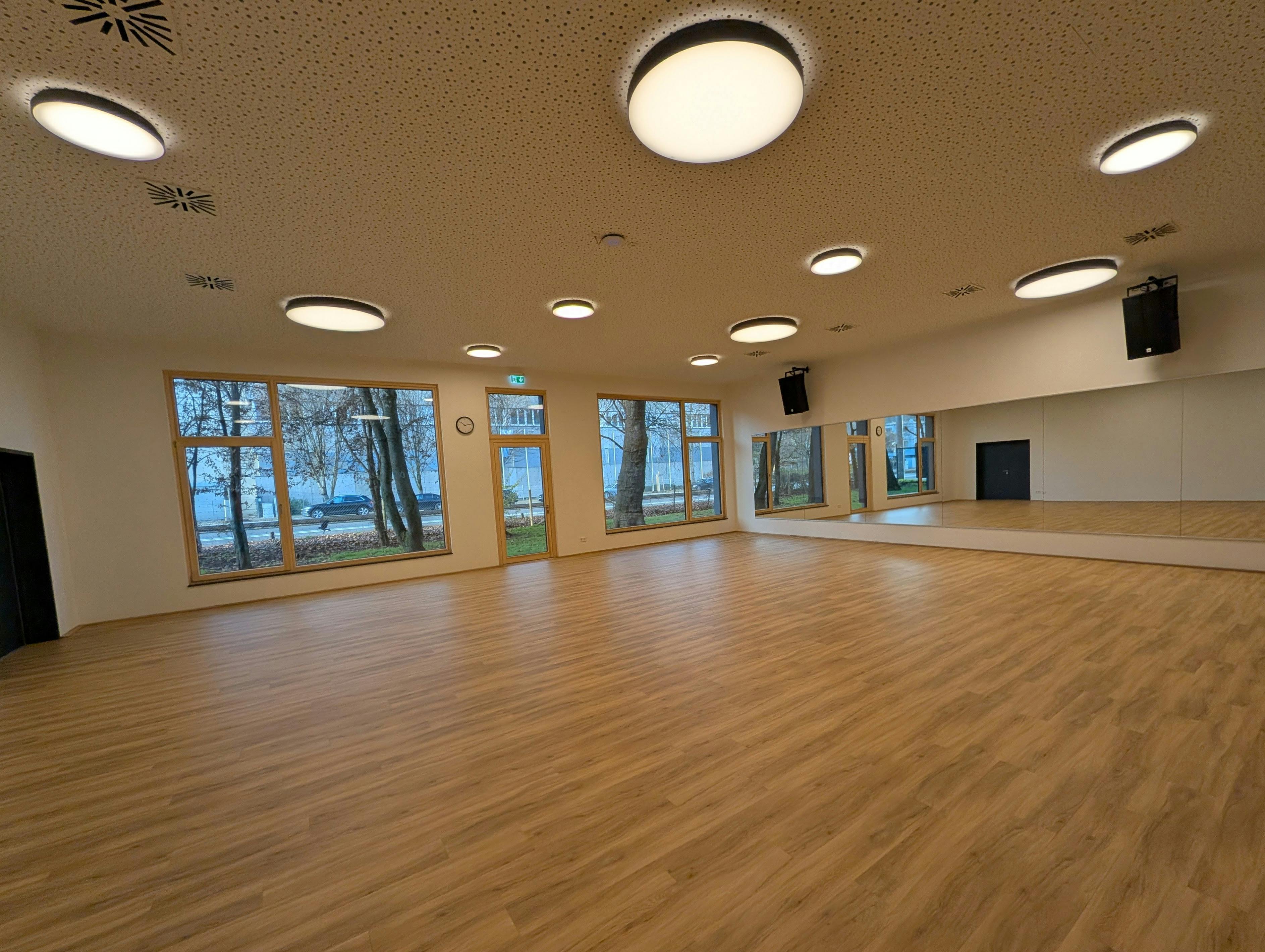 Einer der großen Trainingsräume beispielsweise für Yoga-Kurse. Foto: Jürgen Brand