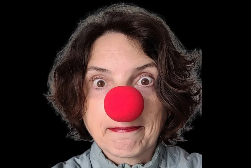 Christine Piontek mit einer roten Clownnase im Gesicht