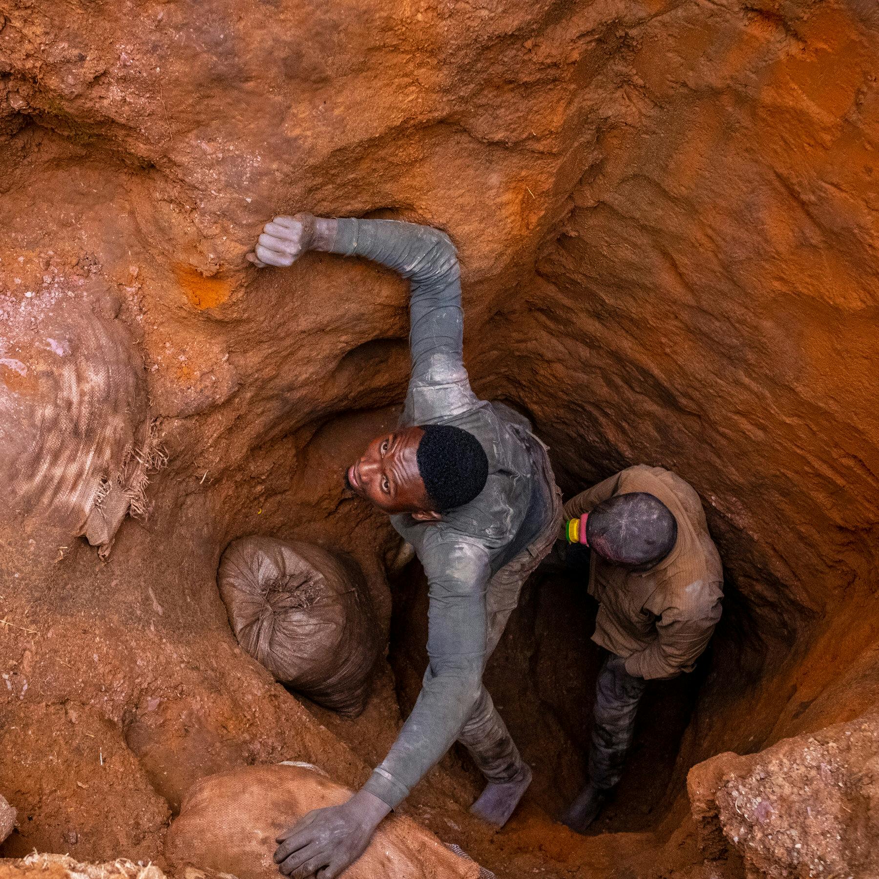 Kobaltmine in der DRK, 2 Männer in einem tiefen Schacht ohne jegliche Absicherung oder Schutz