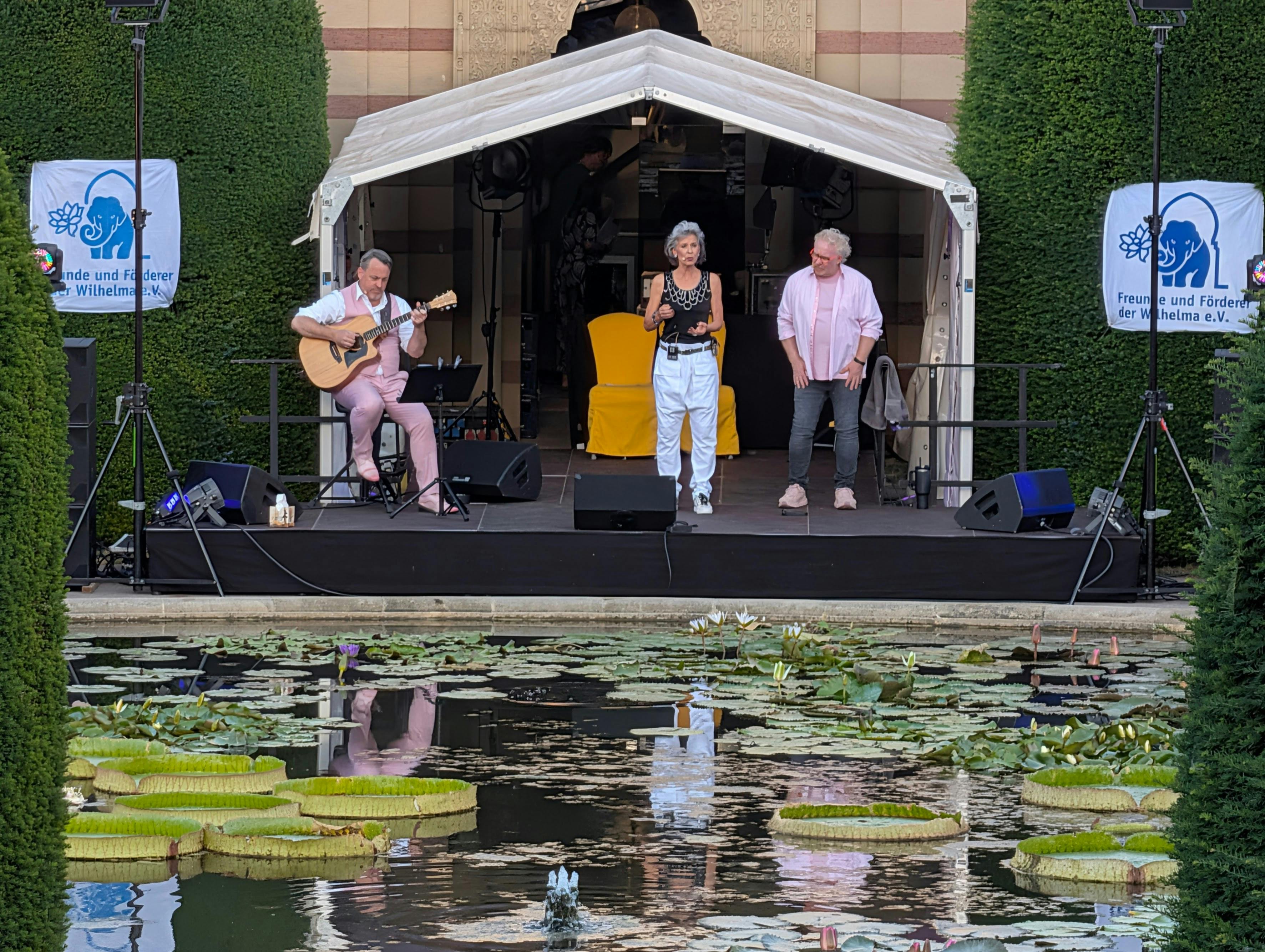 Das Trio Backblech am Seerosenteich in der Wilhelma. Foto: Jürgen Brand