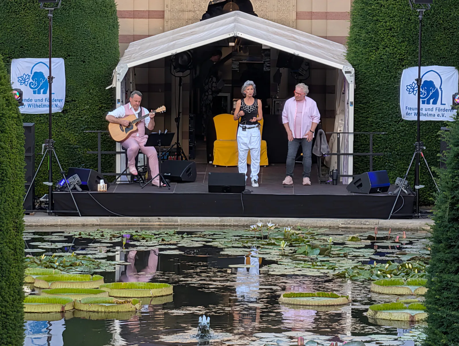 Das Trio Backblech am Seerosenteich in der Wilhelma. Foto: Jürgen Brand