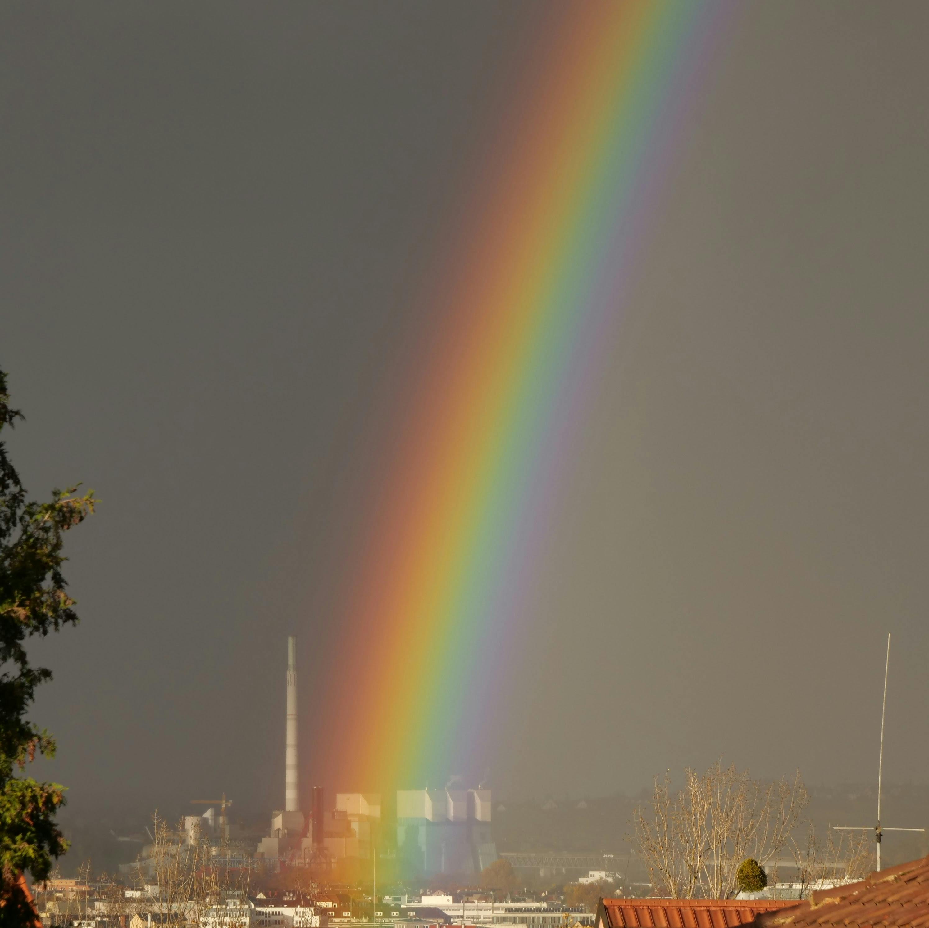 Das Heizkraftwerk Stuttgart-Münster mit Regenbogen, November 2023. Foto: Jürgen Brand