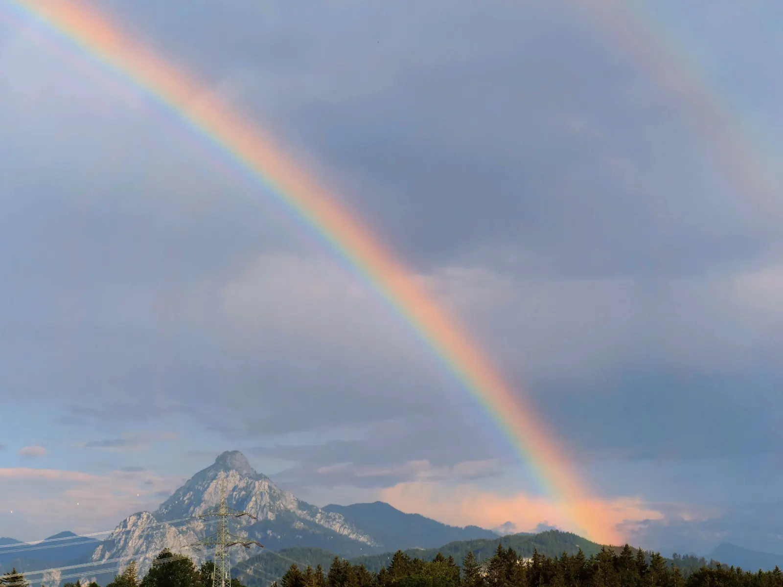 Regenbogen über den bayerischen Alpen bei Füssen im Allgäu, August 2023. Foto: Jürgen Brand