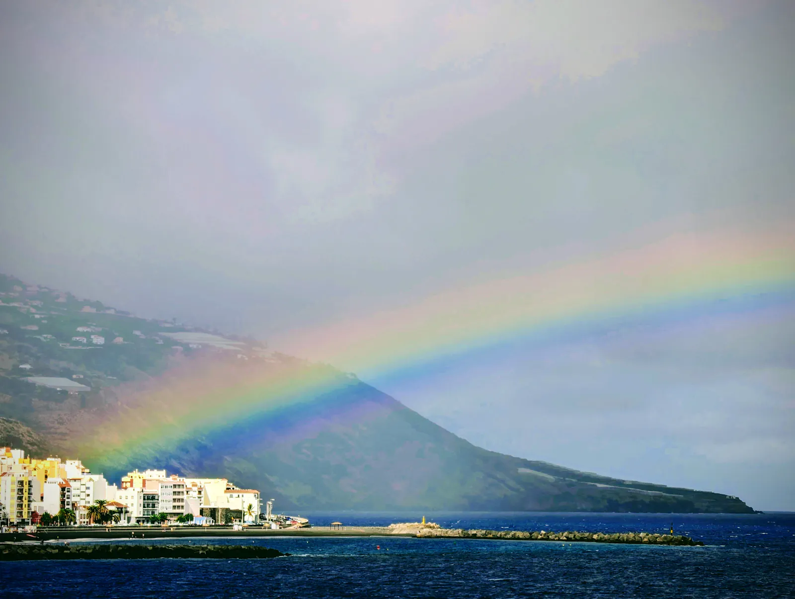Regenbogen bei Santa Cruz de La Palma, Kanarische Inseln, Spanien, November 2023. Foto: Jürgen Brand