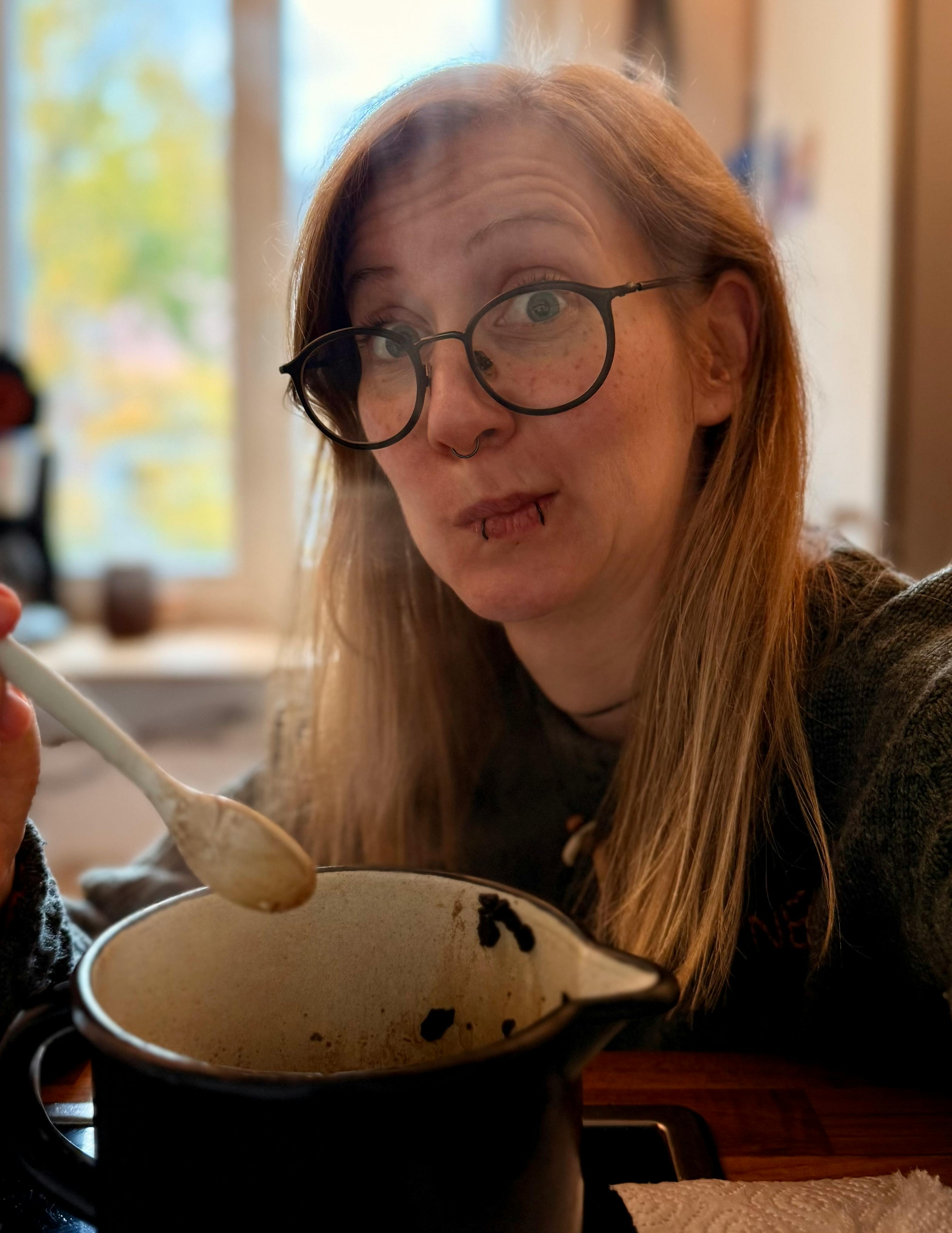 Verena am Walnussschalen auskochen für Tinte.