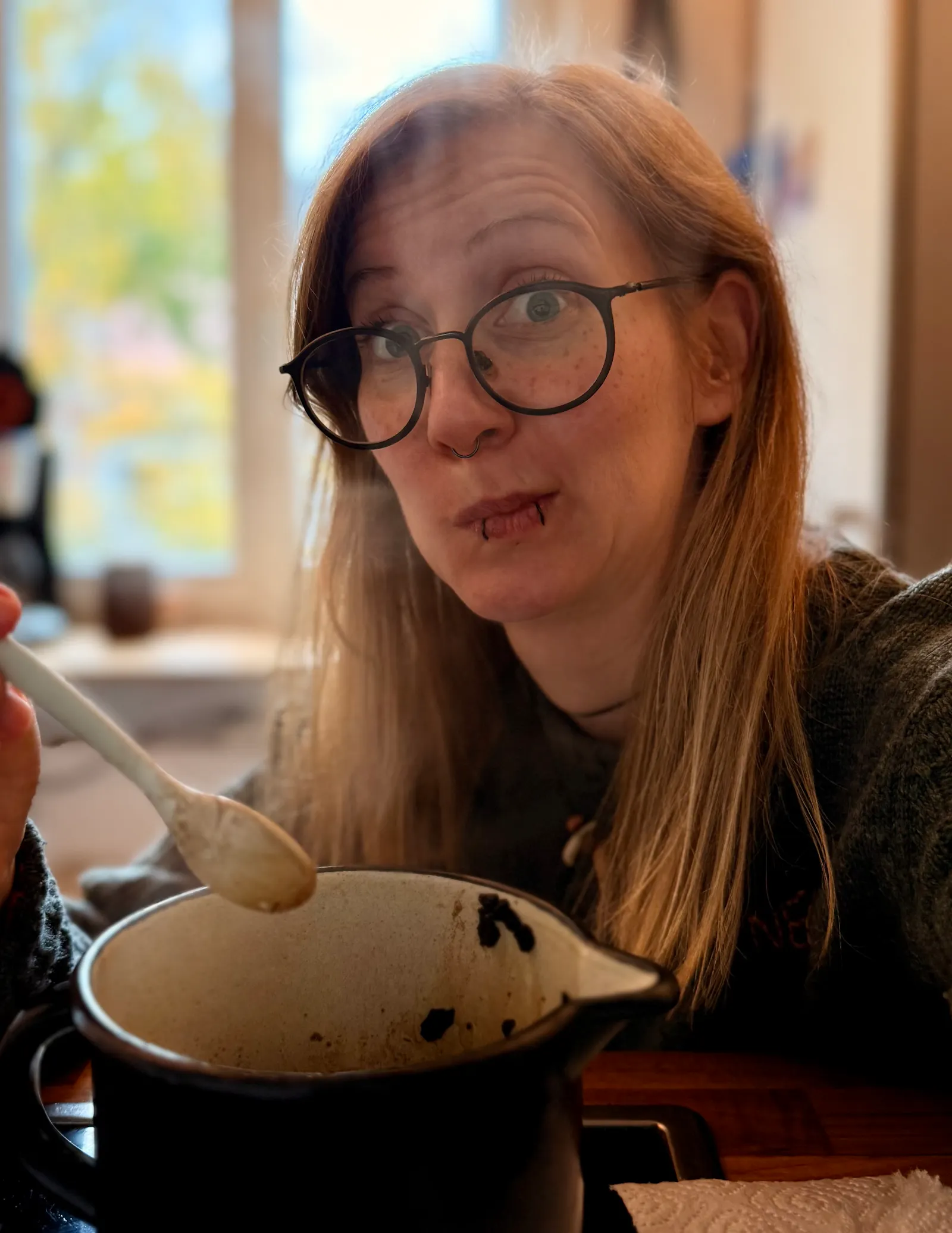 Verena am Walnussschalen auskochen für Tinte.