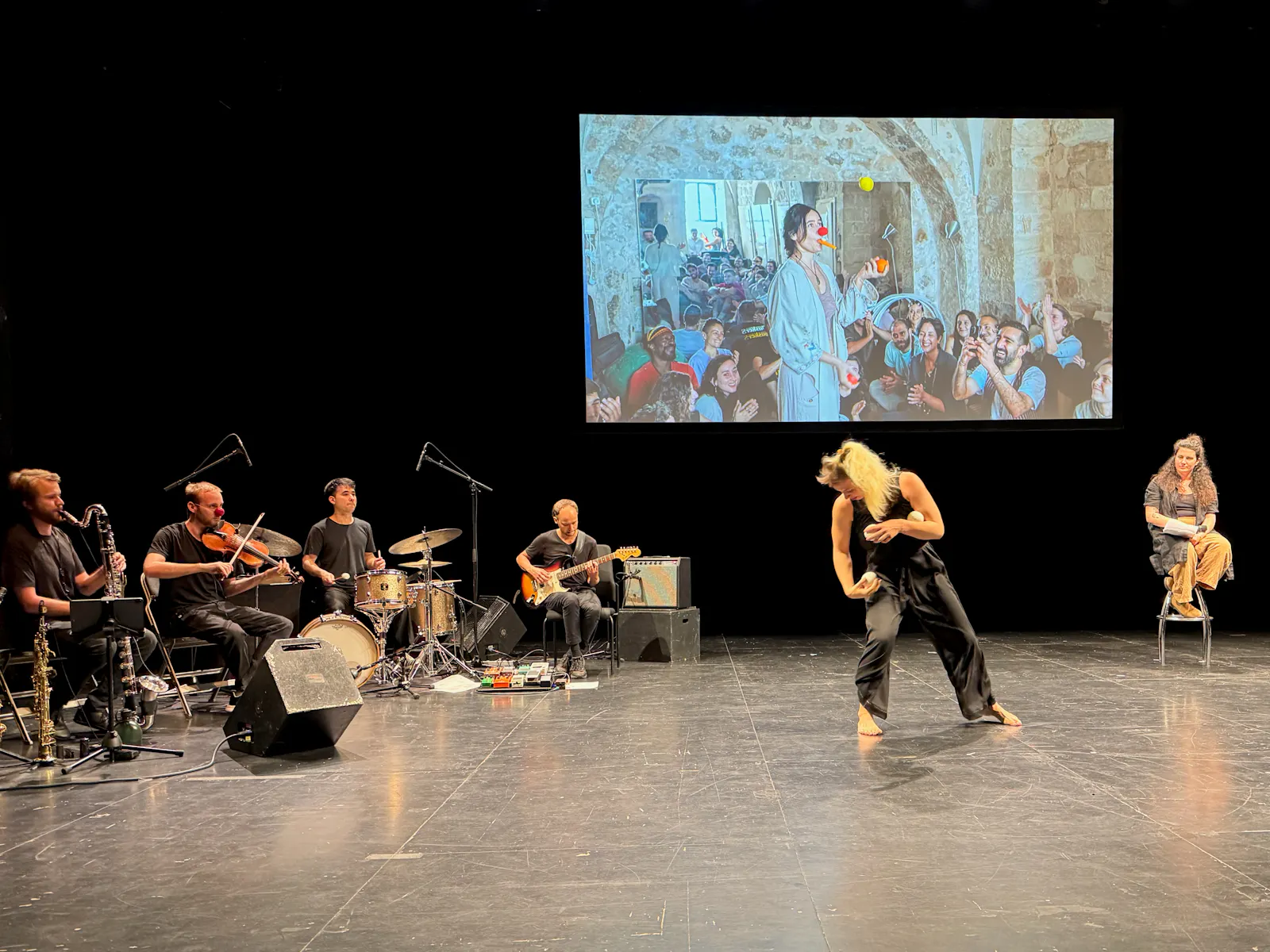 Bühne mit der Fotografin Sina Opalka, der Artistin Millie Turnado und der Band Stegreif.