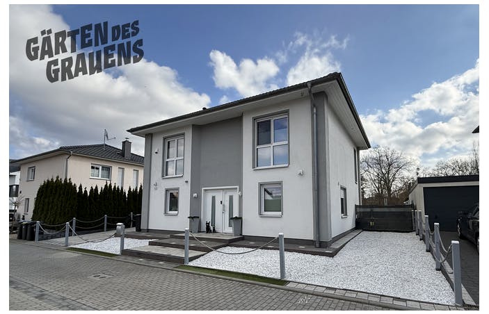 Ein Haus mit grauem Garten aus Steinen.