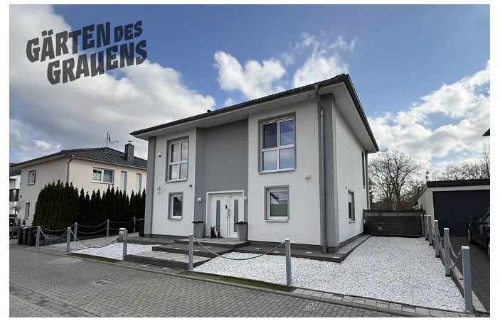 Ein Haus mit grauem Garten aus Steinen.