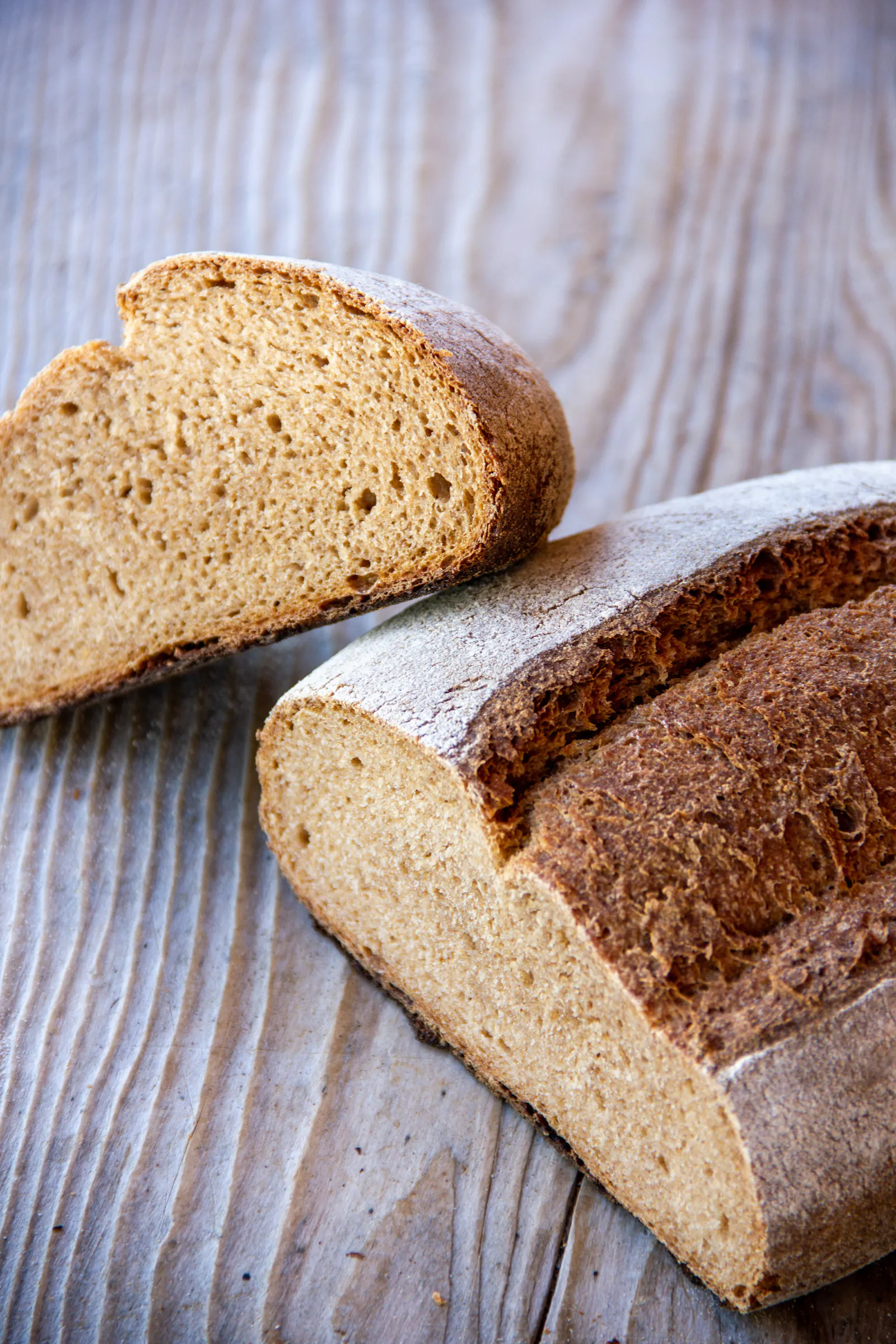 Dinkelvollkorn-Sauerteigbrot mit einem Altbrot-Brühstück