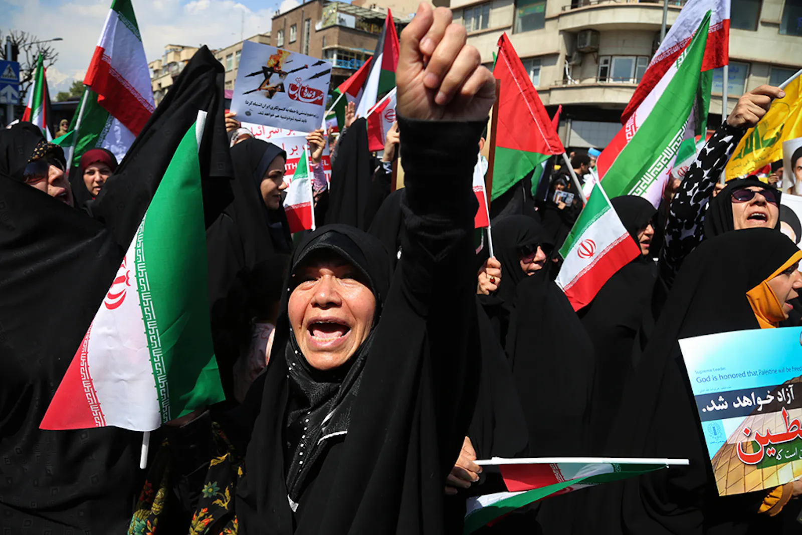 Jubelperserinnen bei einer heutigen Kundgebung im Iran