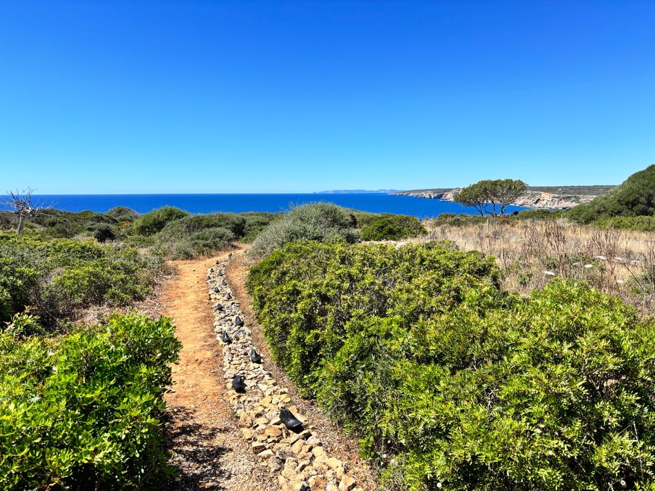Foto (DoSchu) vom Gelände der Finca Can Blau in Cala Llombards mit Blick aufs Meer und dem Werk »Traces« von Dörte Wehmeyer