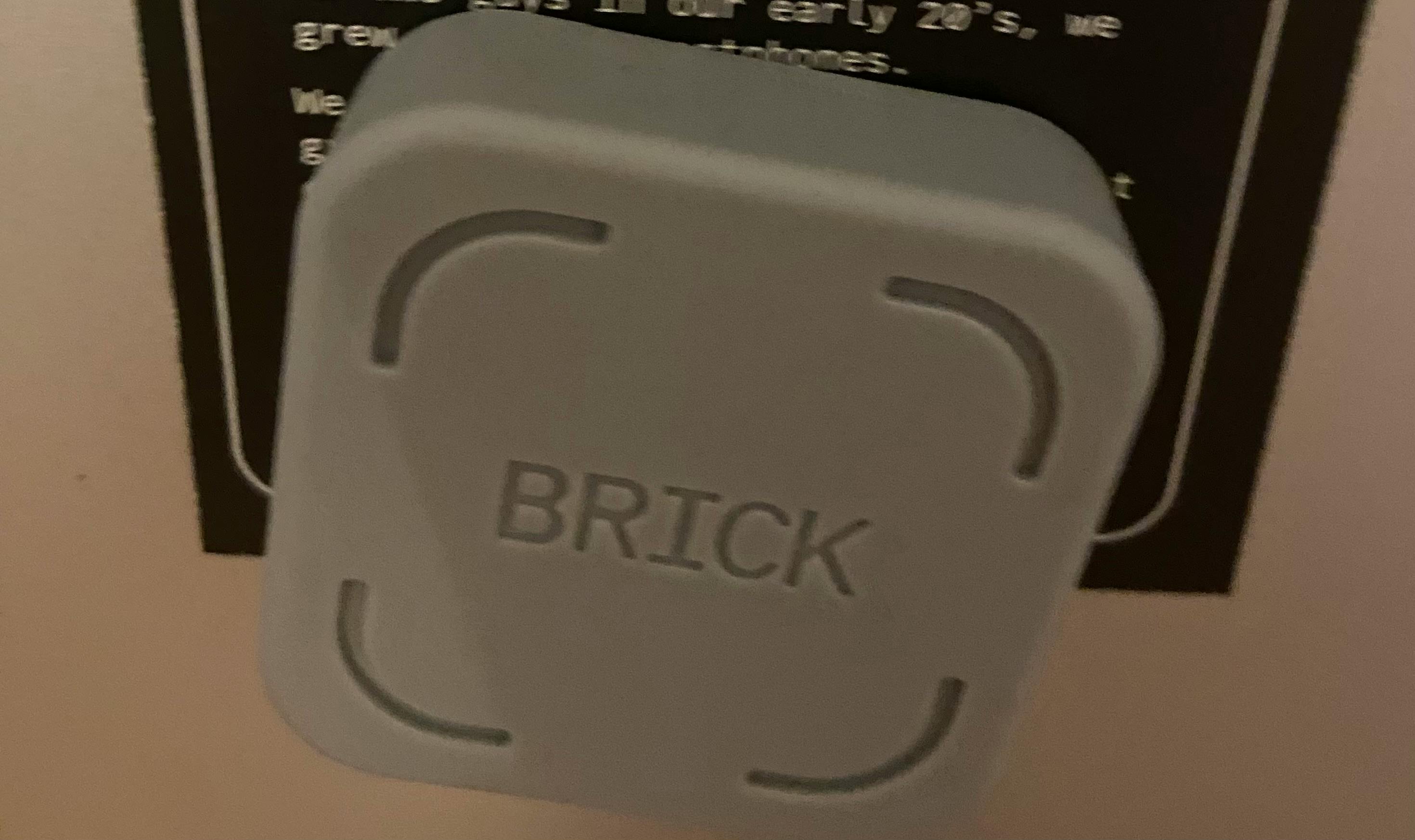 Der Brick am Kühlschrank
