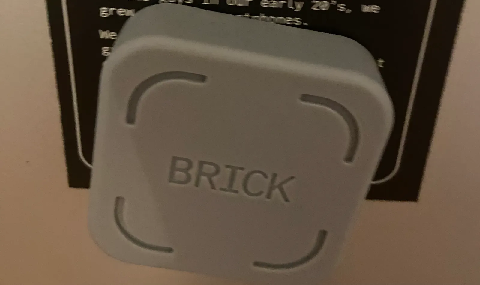Der Brick am Kühlschrank