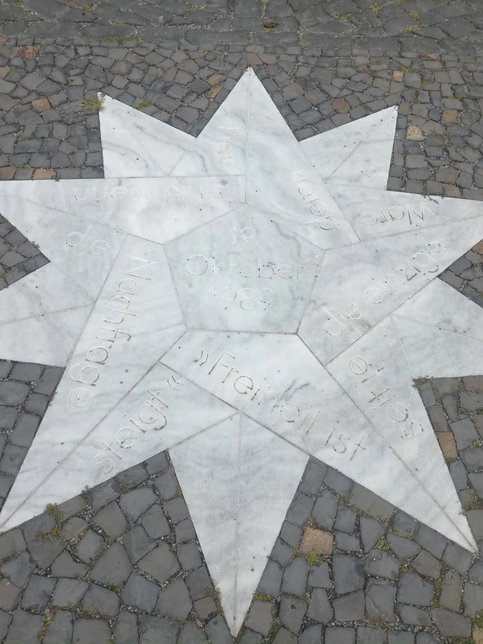 Stern der Freiheit in Zittau vor St. Johannis-Kirche.