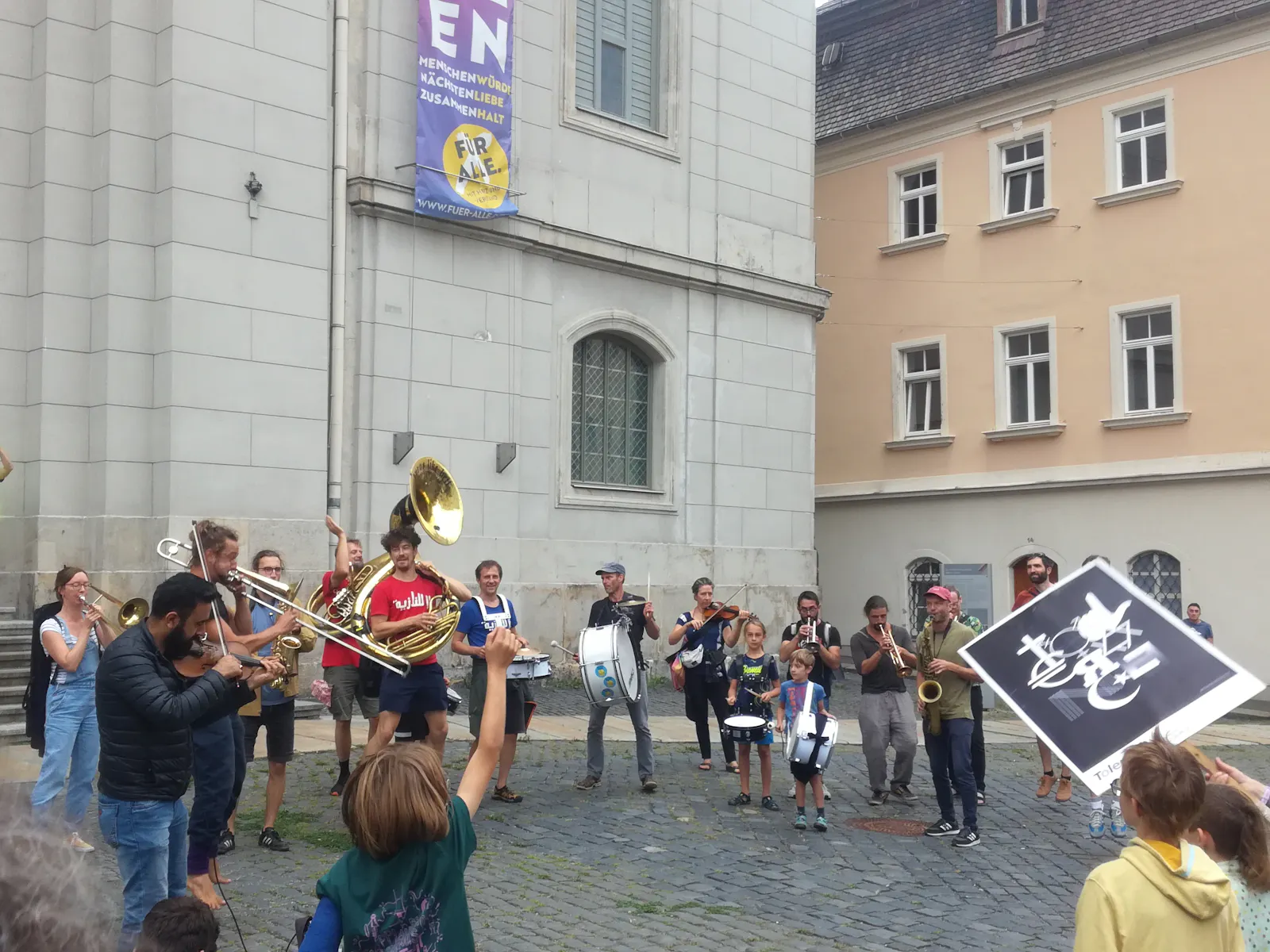 Demo in Zittau Bündnis Demokratische Oberlausitz: Banda Communale in Zittau vor St. Johannis-Kirche.