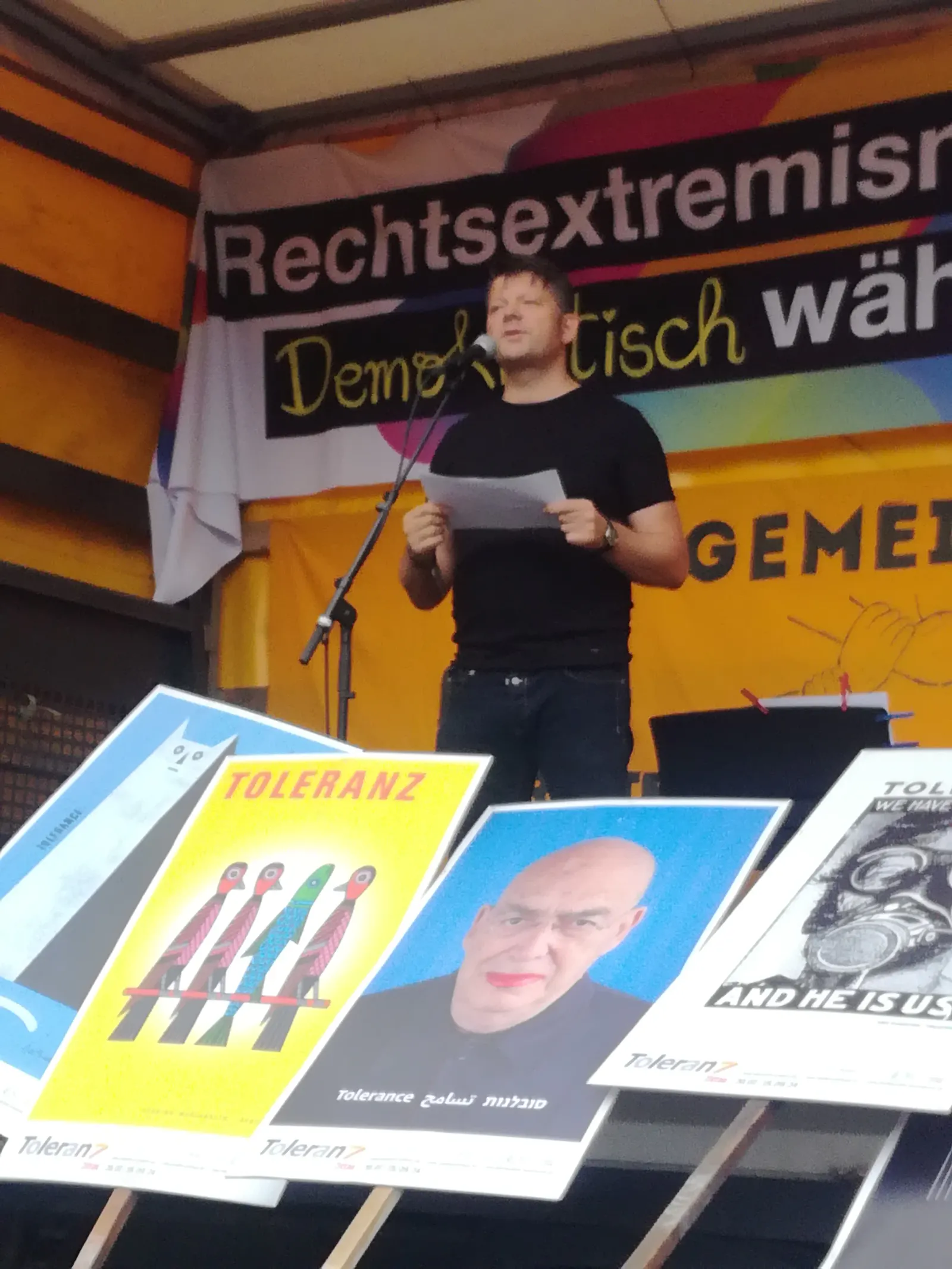 Demo in Zittau Bündnis Demokratische Oberlausitz: Oberbürgermeister Thomas Zenker am Mikrofon.