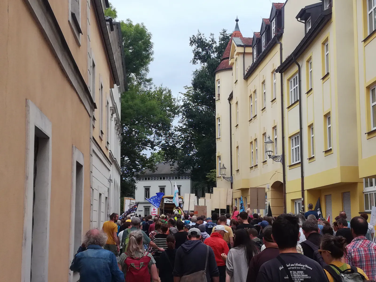 Demo in Zittau Bündnis Demokratische Oberlausitz: Teilnehmer gehen durch Straße.