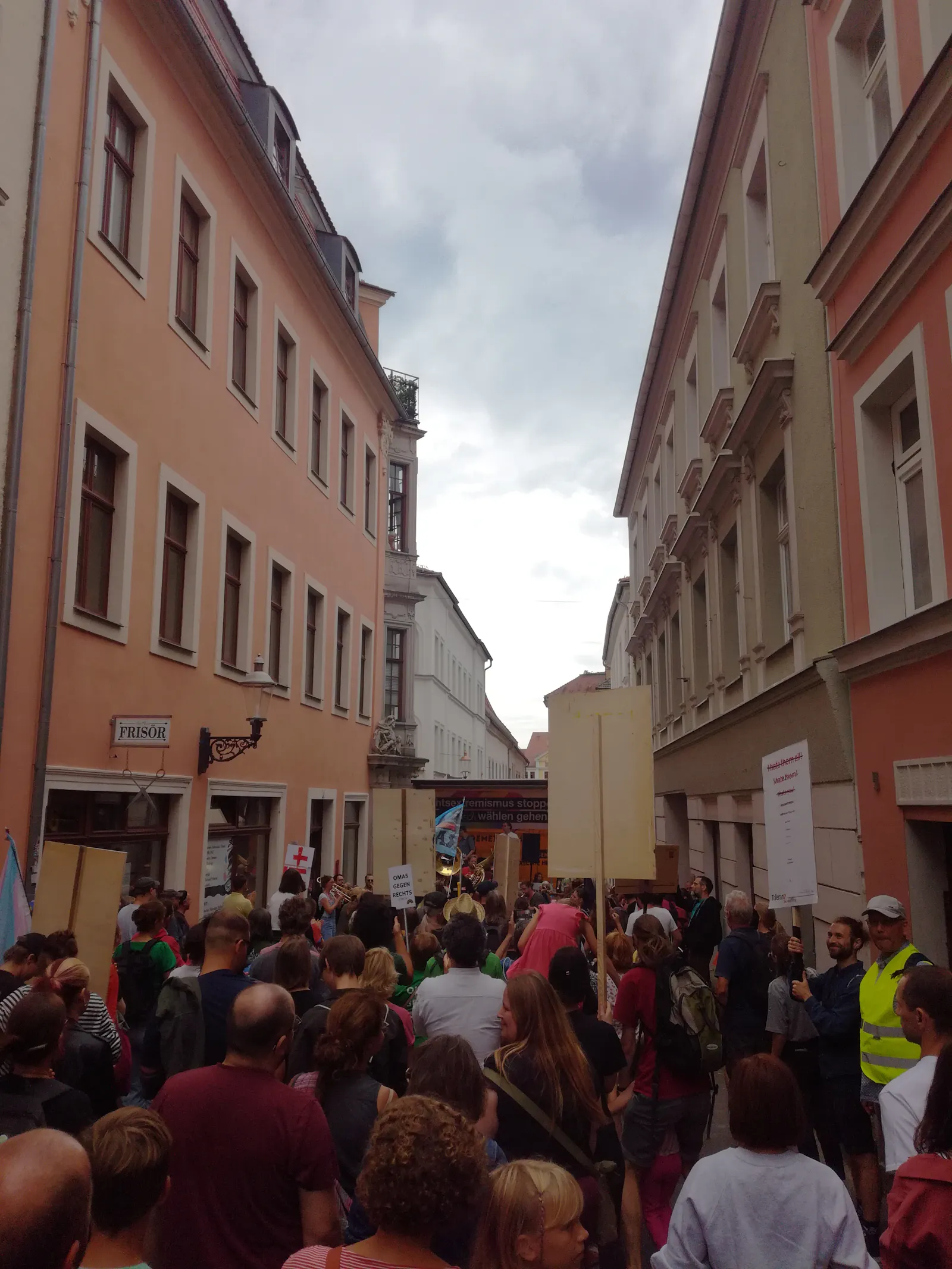 Demo in Zittau Bündnis Demokratische Oberlausitz: Zwischenstopp an den Stolpersteinen Bautzner Straße in Zittau.