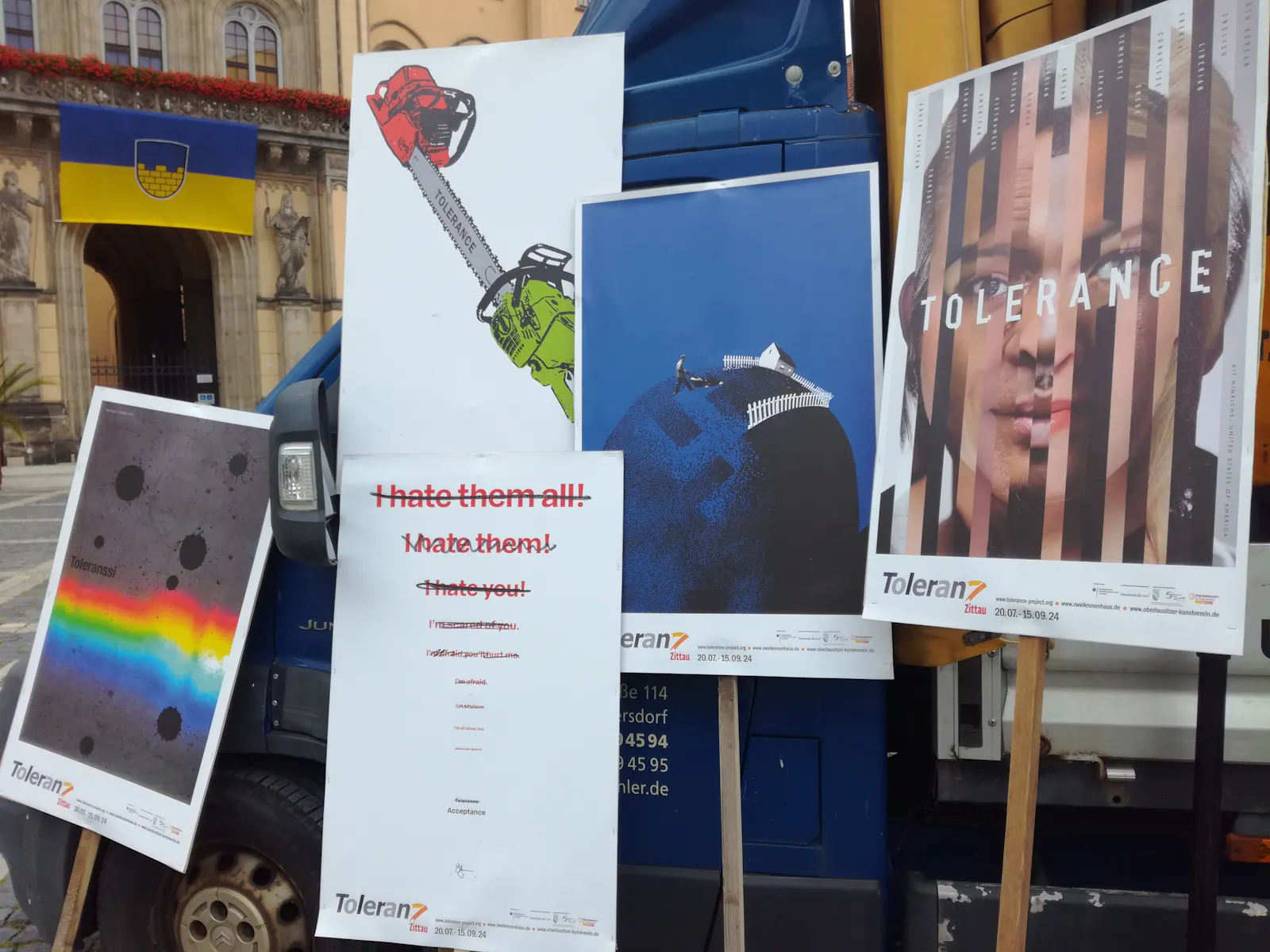 Demo in Zittau Bündnis Demokratische Oberlausitz. Demoschilder vor Lauti.