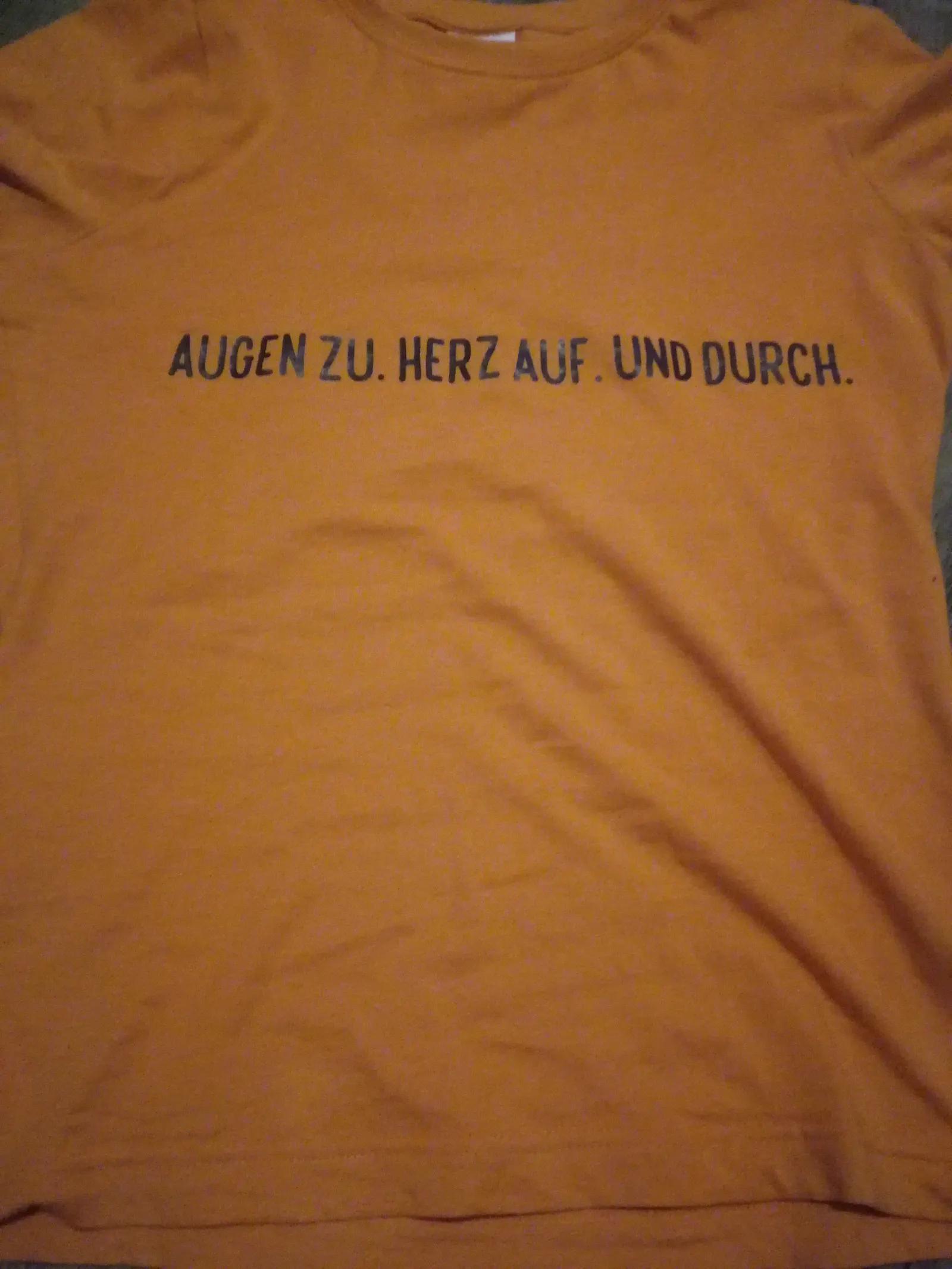 T-Shirt: "Augen zu. Herz auf. Und durch" Aufdruck.