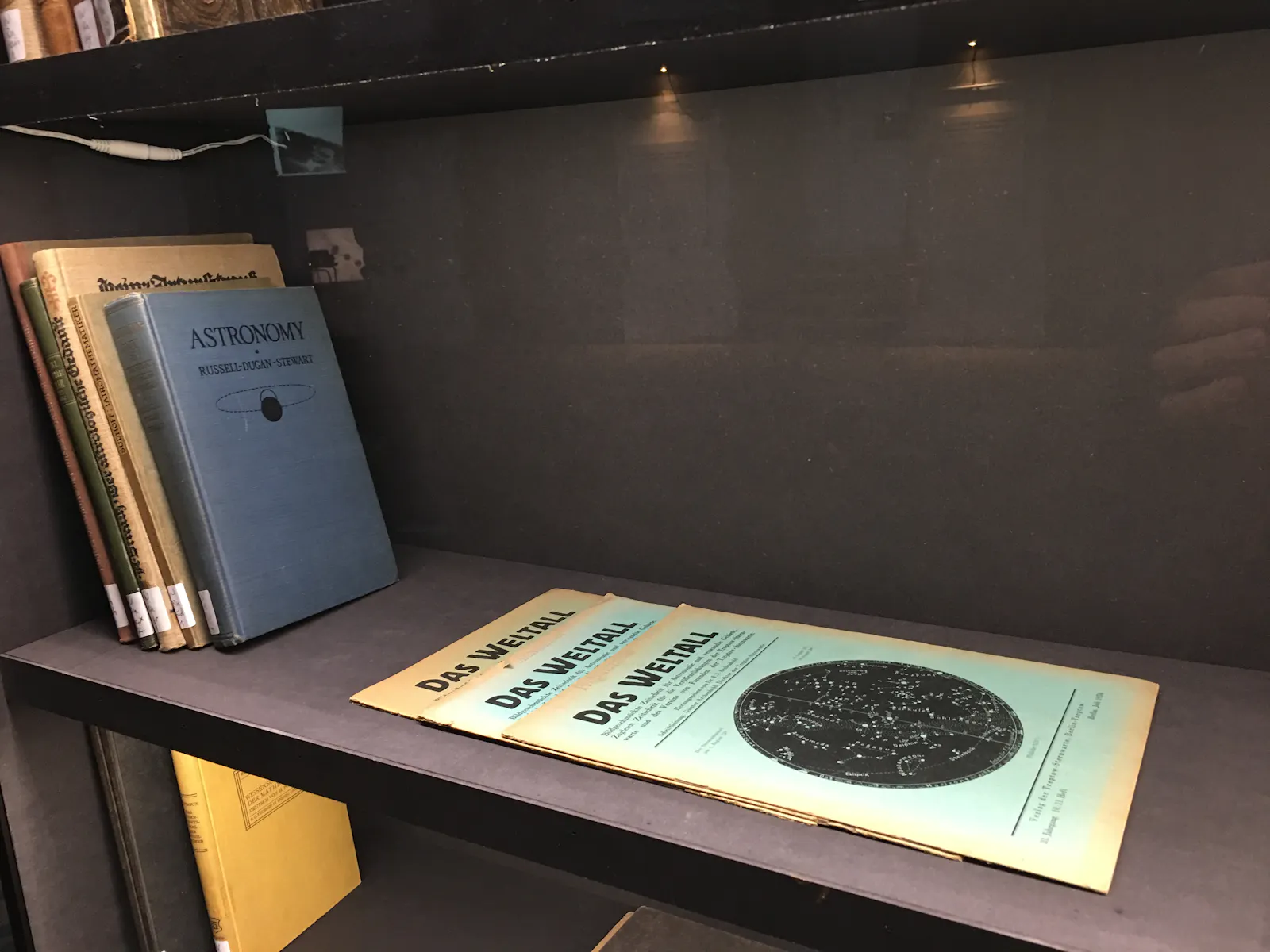 Alte Bücher und Zeitschriften zu den Themen Astronomie und Weltall