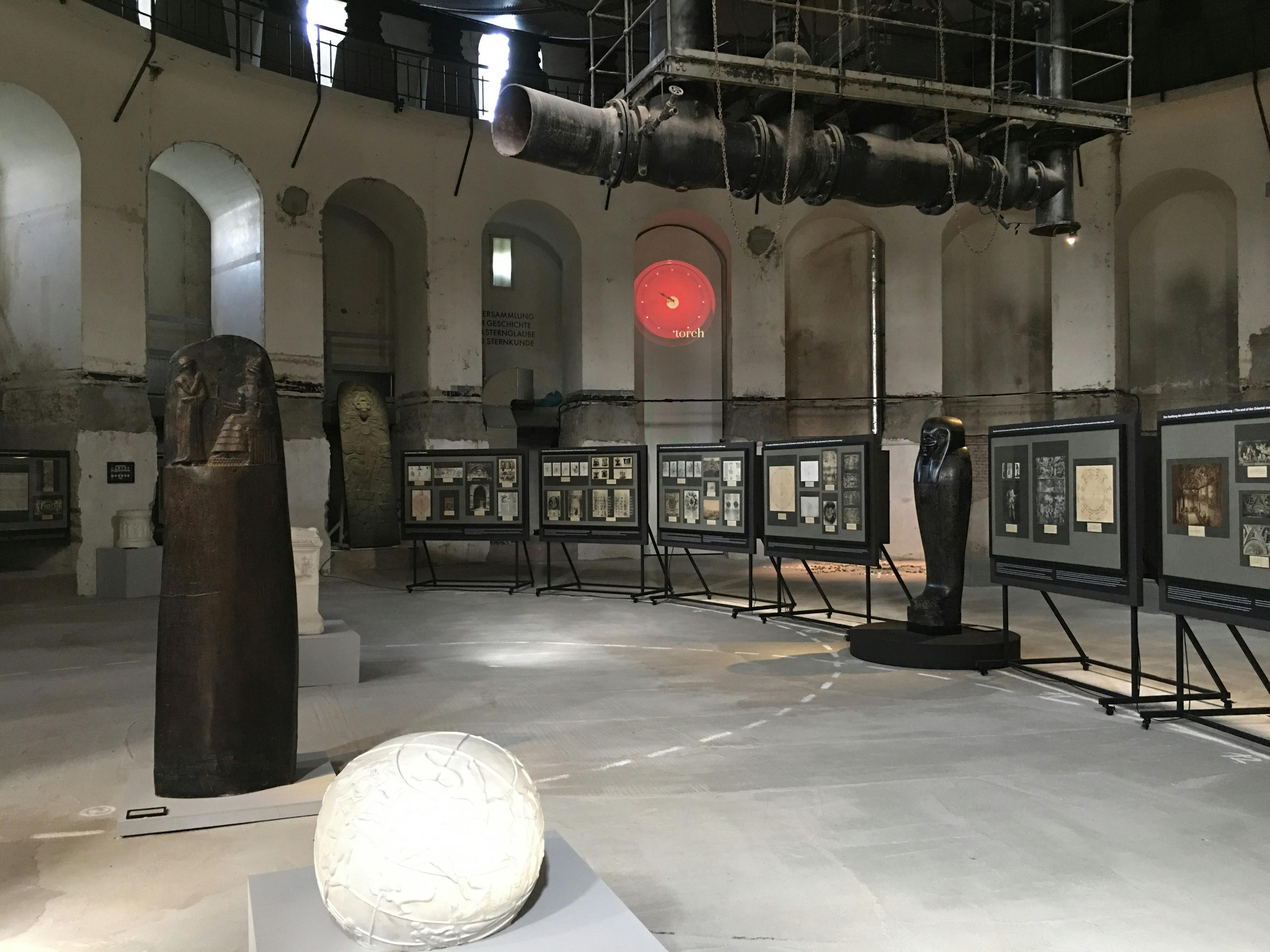 Blick in die Ausstellung im schummrigen Kesselsaal des Planetariums in Hamburg