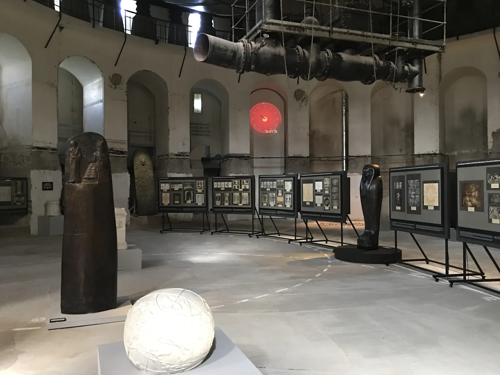 Blick in die Ausstellung im schummrigen Kesselsaal des Planetariums in Hamburg