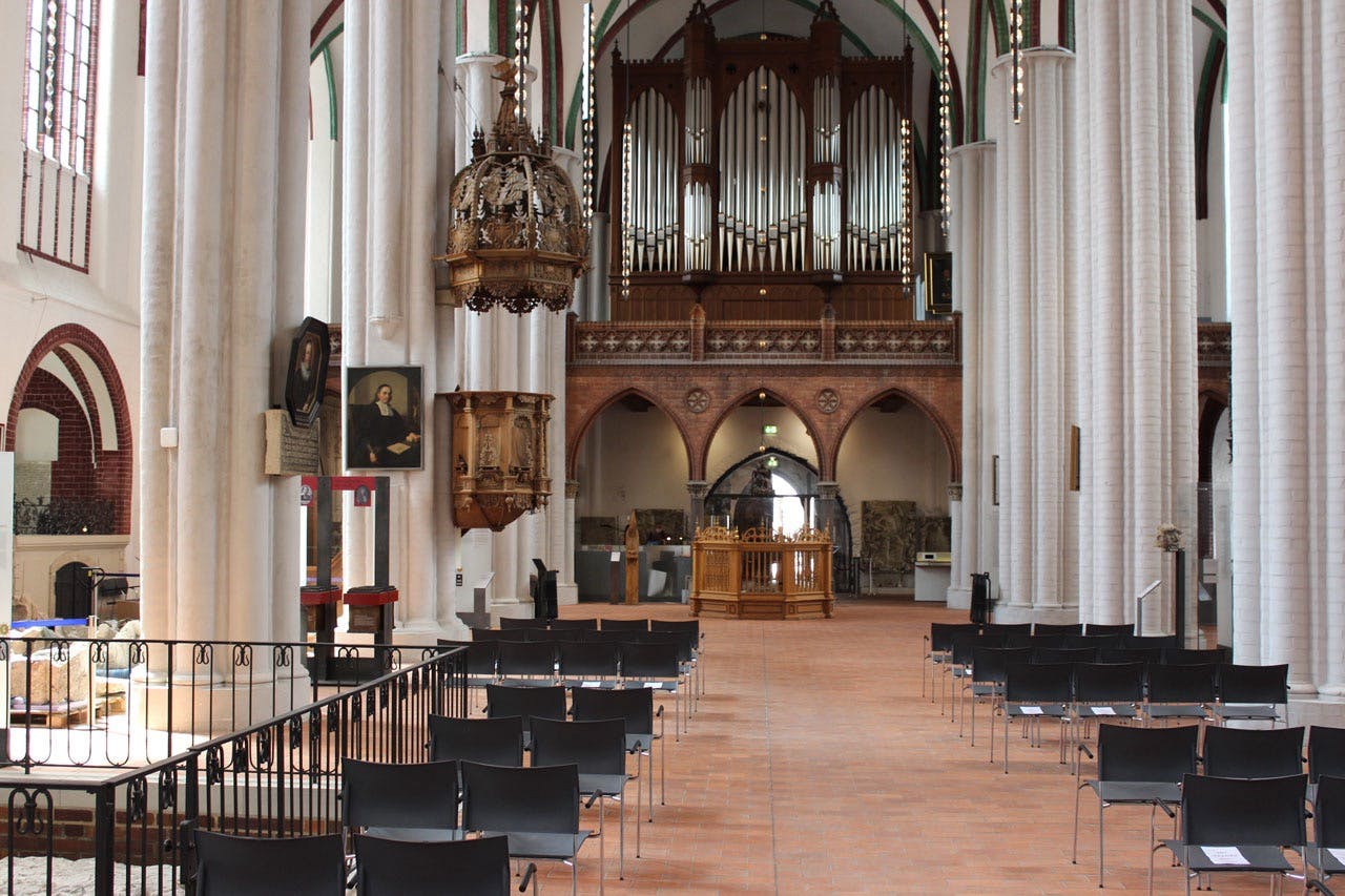 Das Kirchenschiff der Berliner Nikolaikirche, mit weißen Säulen und Orgel.