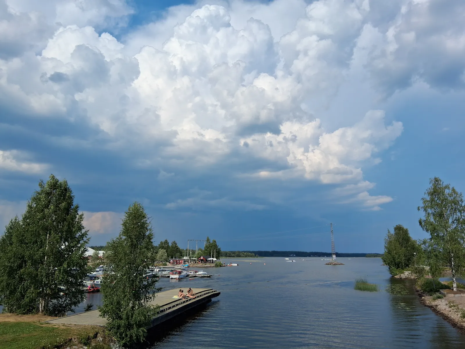 Gewitterwolken, Wasser, Menschen in Badekleidung