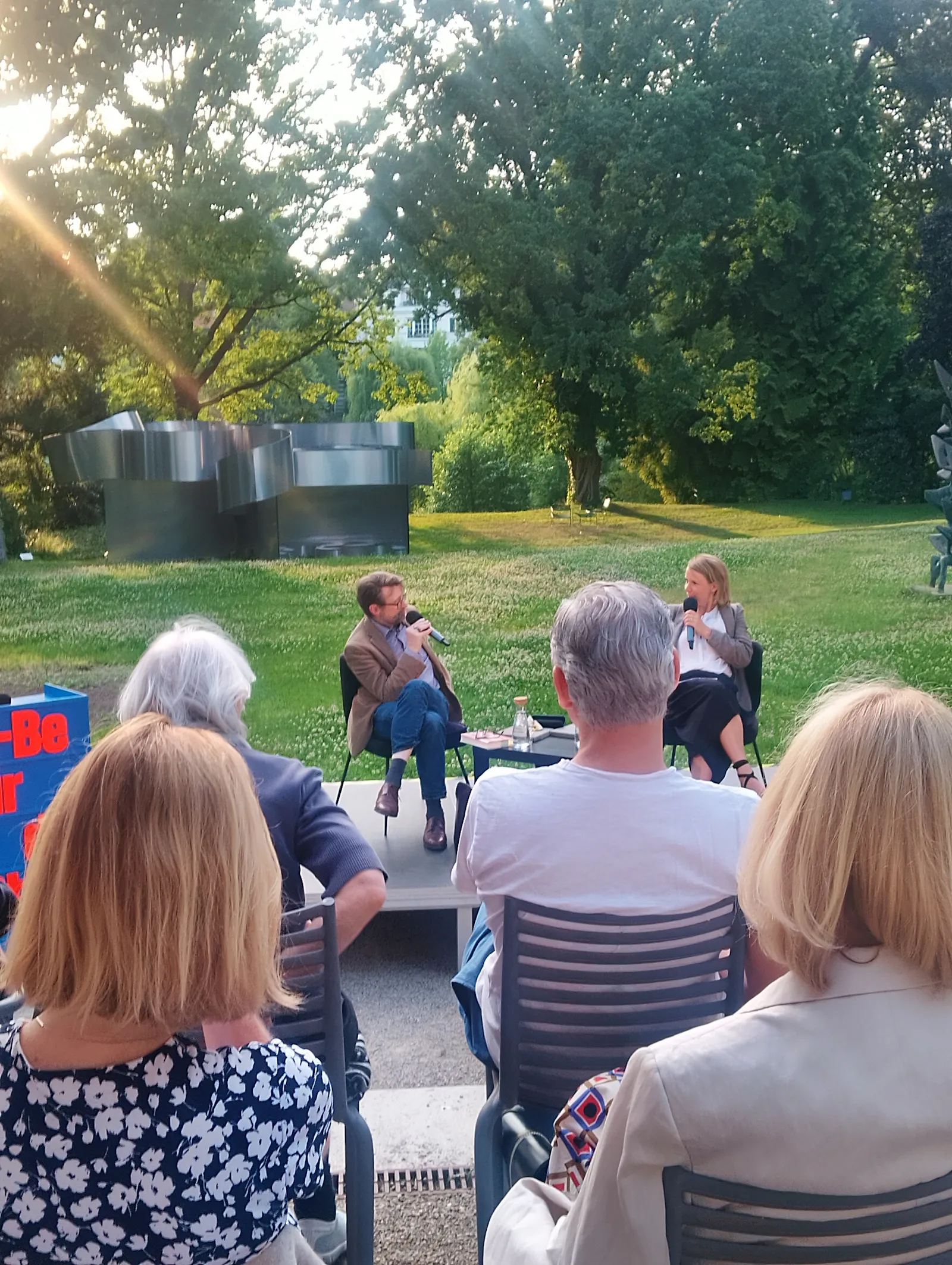 Hier sind nun doch ein paar Menschen gekommen. Christoph Peters und Helene Bubrowski am Stadtrand im Gespräch zu INNERSTÄDTISCHER TOD // Foto: the little queer review / HMS